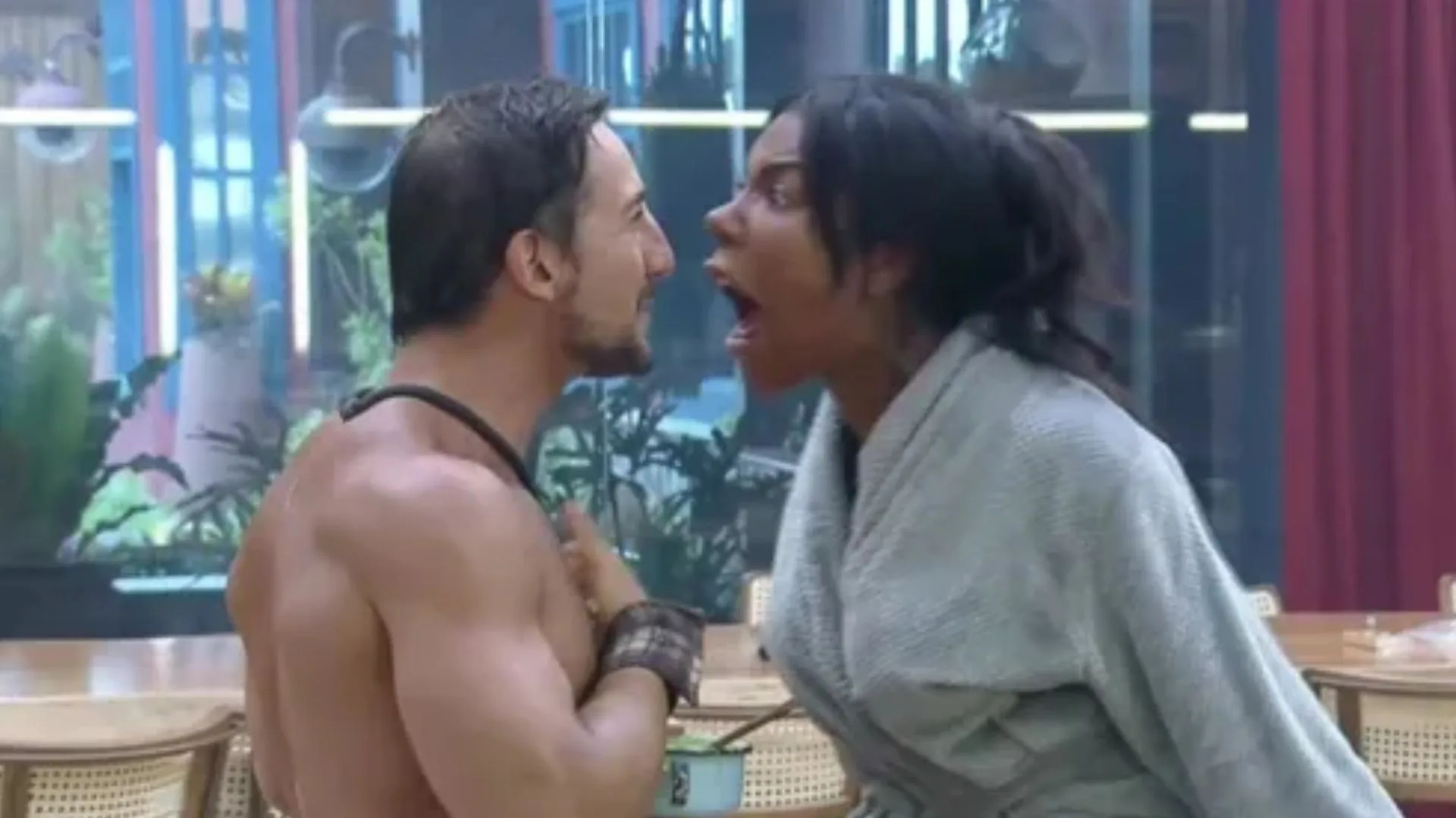 A Fazenda 17: Carol e Mesquita ficam cara a cara durante discussão