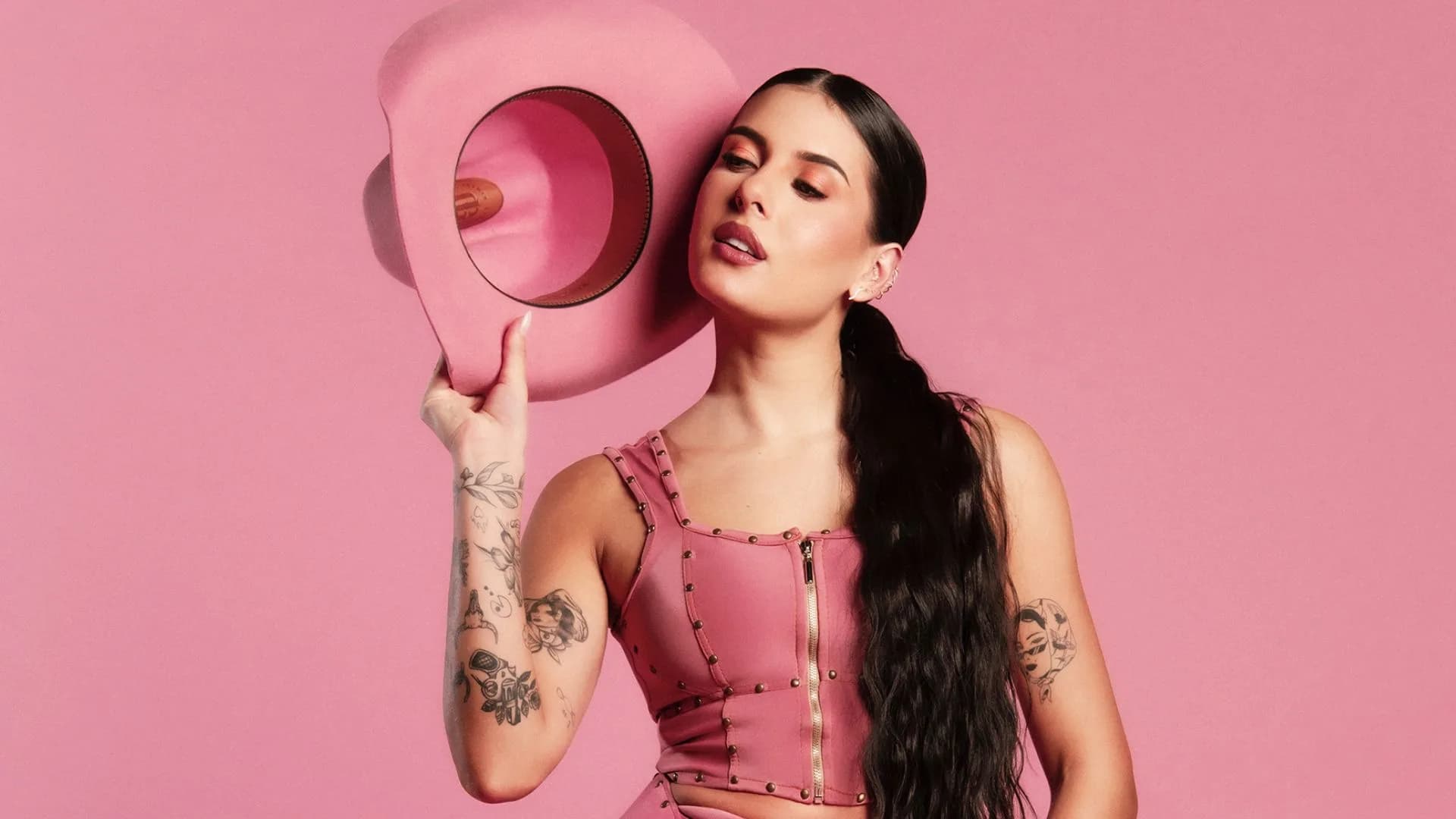 Ana Castela encanta fãs ao surgir brincando com as filhas do Zé Felipe na piscina