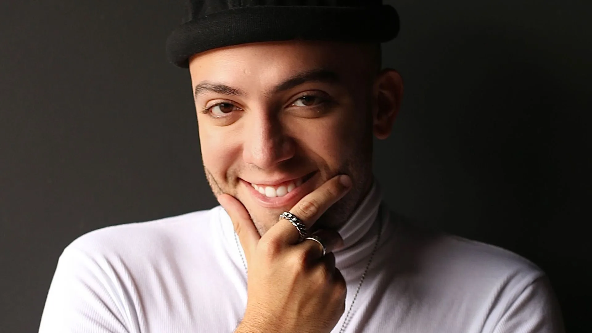 Lucas Rangel prova abacaxi ‘luxuoso’ de R$ 319: “Comprariam?”