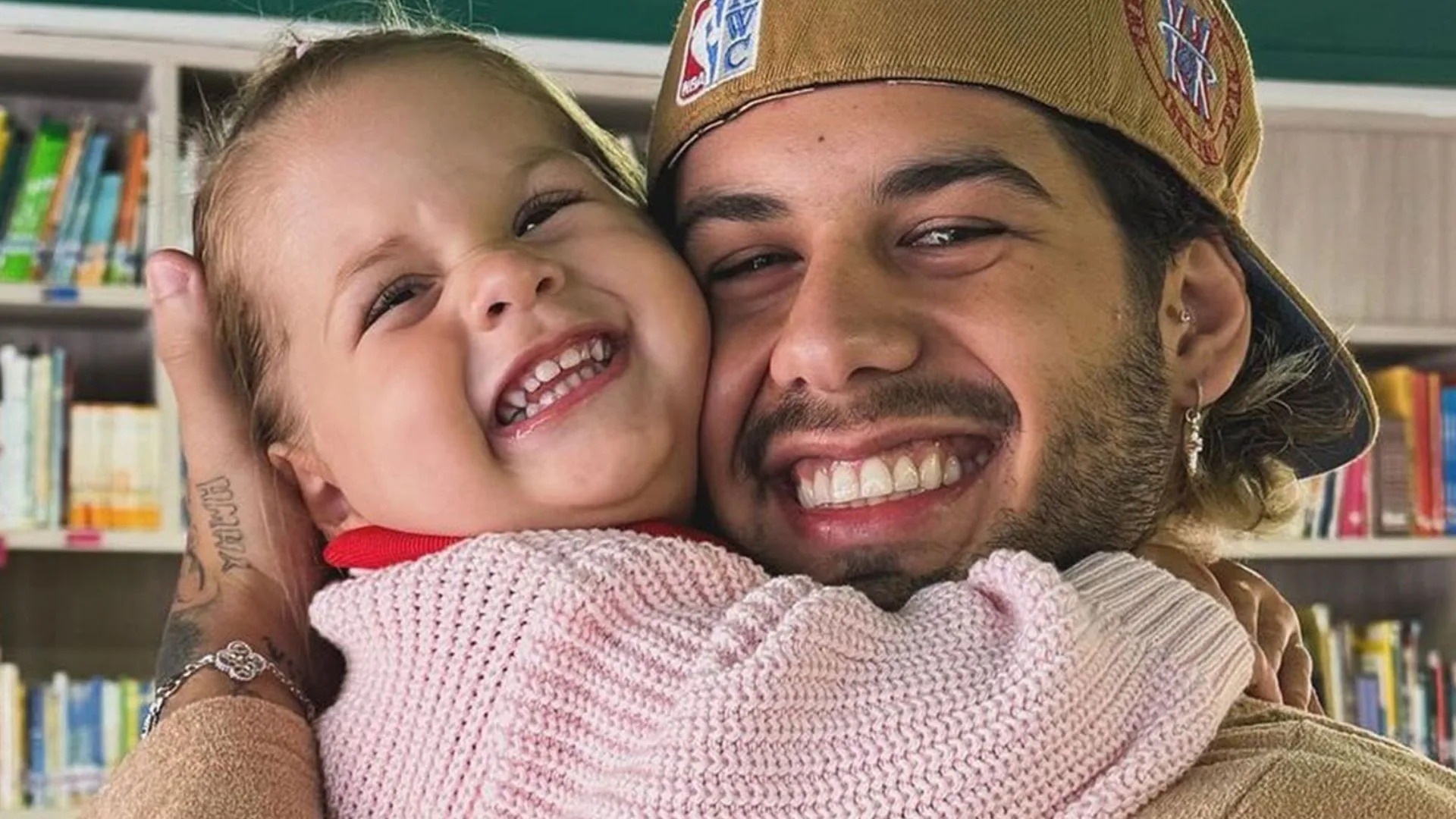 Maria Flor encanta internautas ao preparar make em Zé Felipe