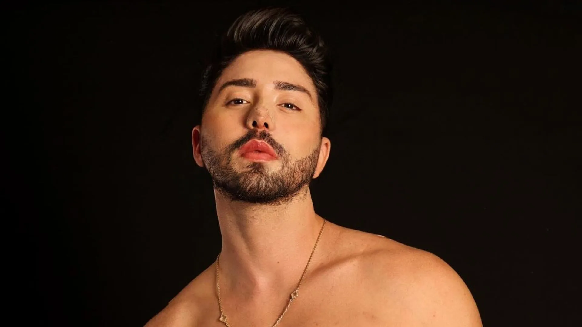 Rico Melquiades mostra cicatrizes no rosto após tratamento a laser