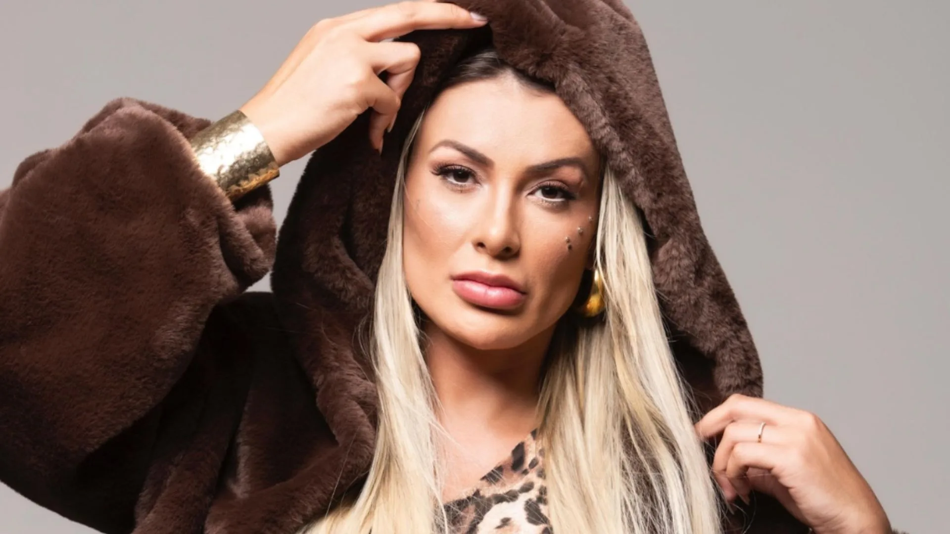 Andressa Urach participa de debate contra 25 cristãos em podcast