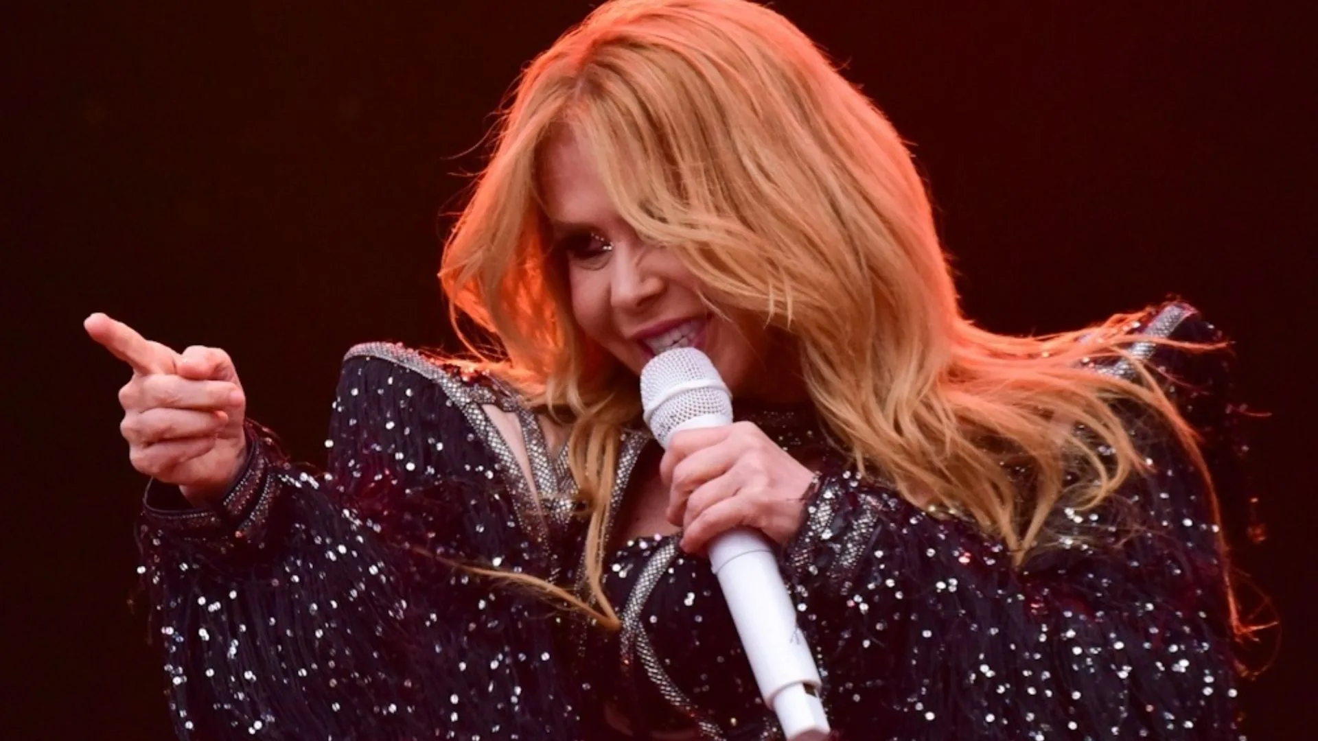 Joelma reage após ser assed*ada por fã durante show em Belém