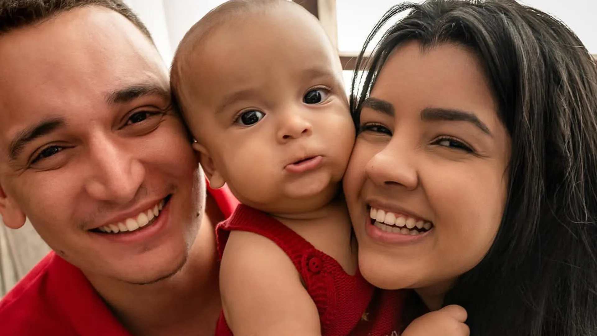 João Gomes curte dia no sítio ao lado do filho Jorge