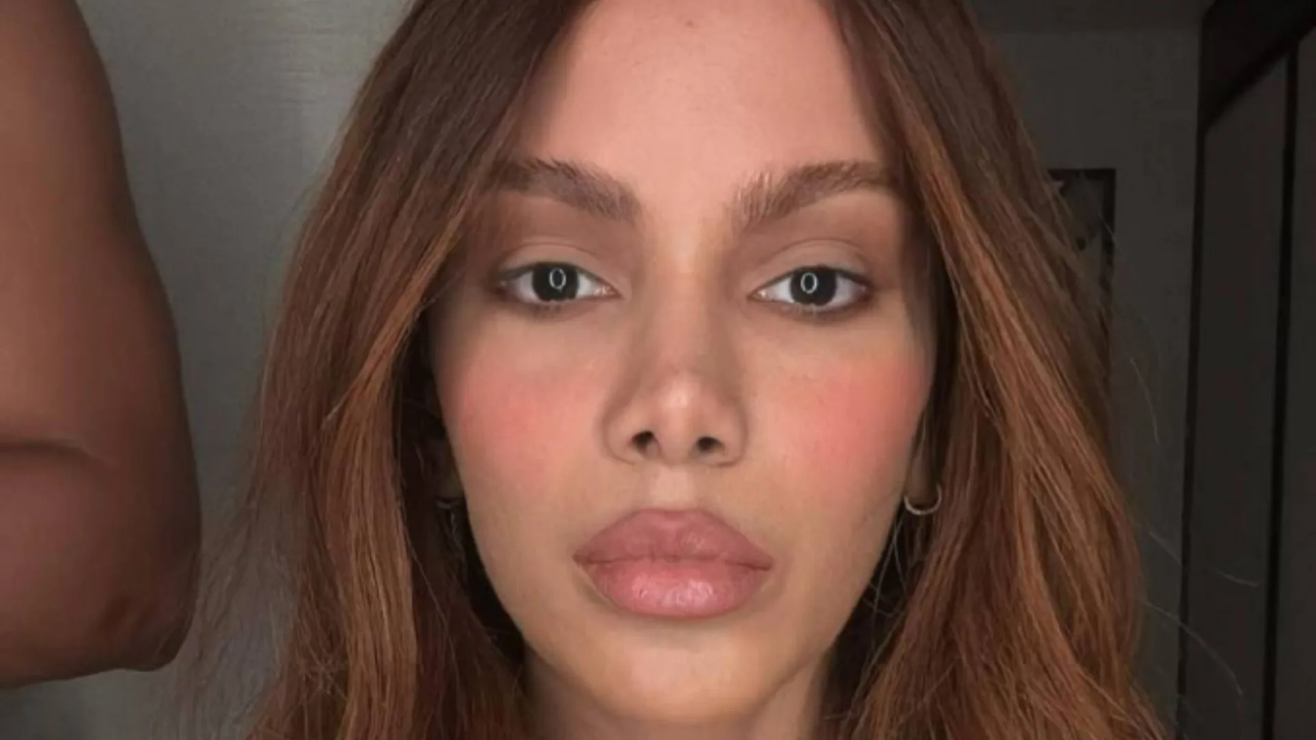 Anitta surge em live e compartilha reflexão motivacional sobre transformar dificuldades em força