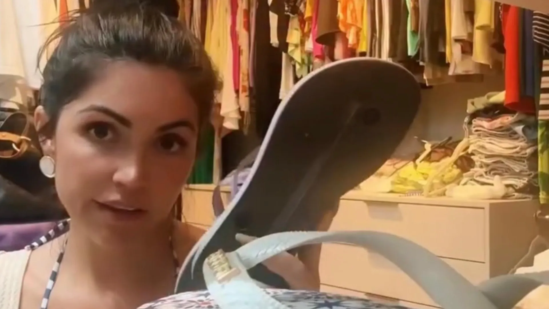 Mulher viraliza ao jogar fora sandálias Havaianas em protesto político