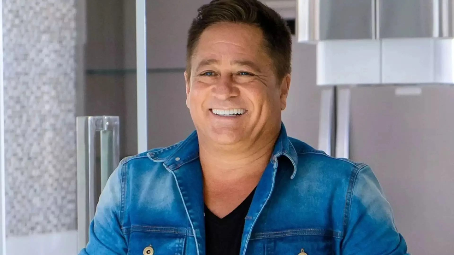 Leonardo diverte seguidores ao brincar com funcionária que chegou de ressaca