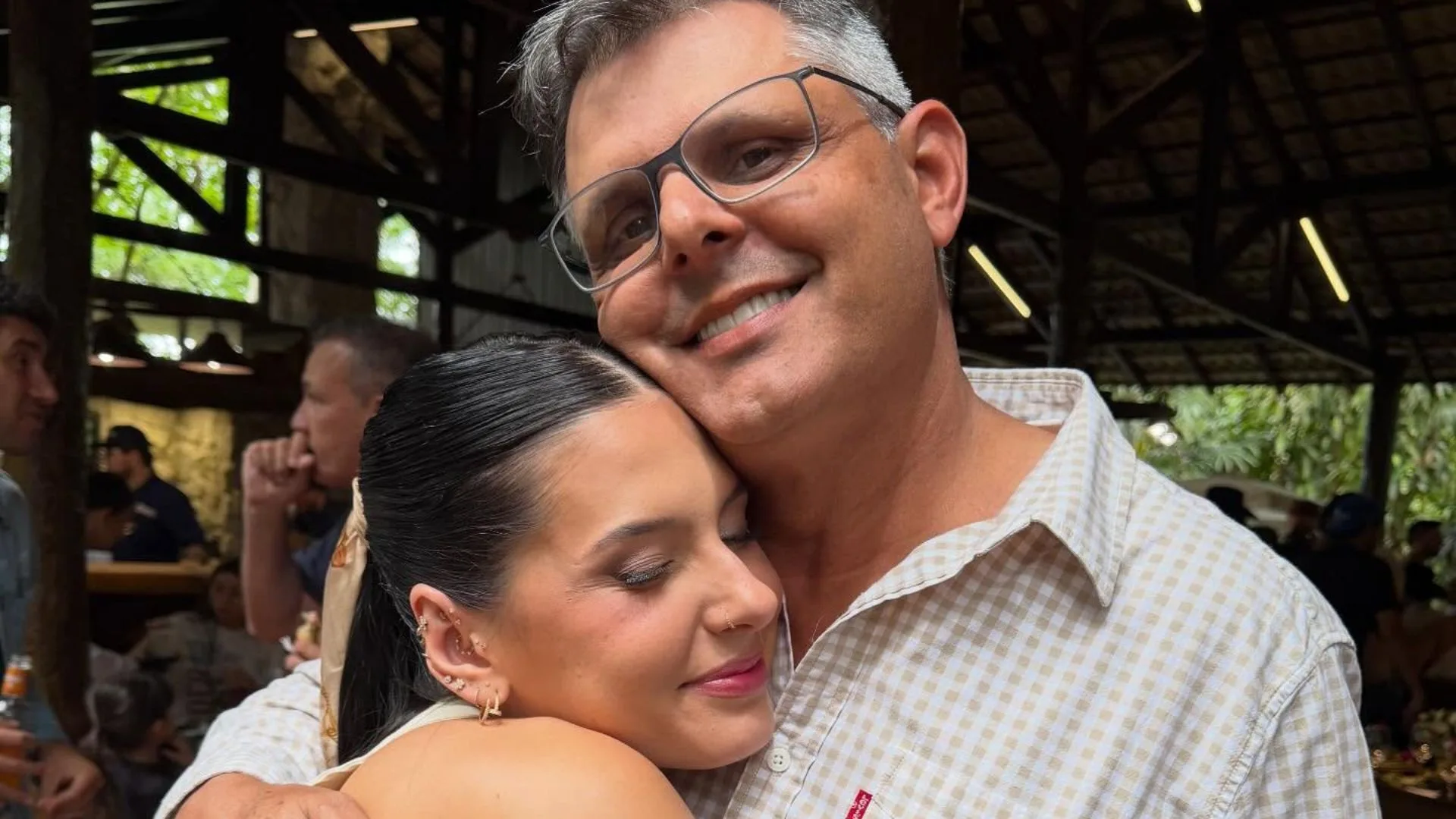 Pai de Ana Castela dá “bronca” em Zé Felipe após beijo do casal