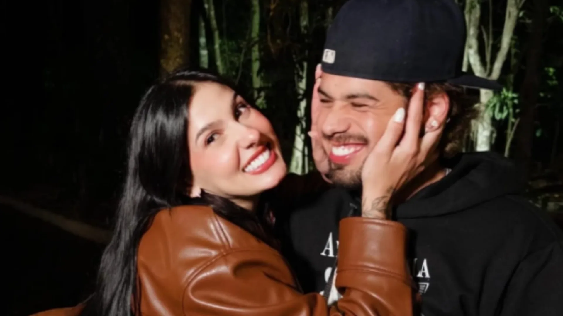 Zé Felipe ganha versão de Ana Castela em papelão durante show