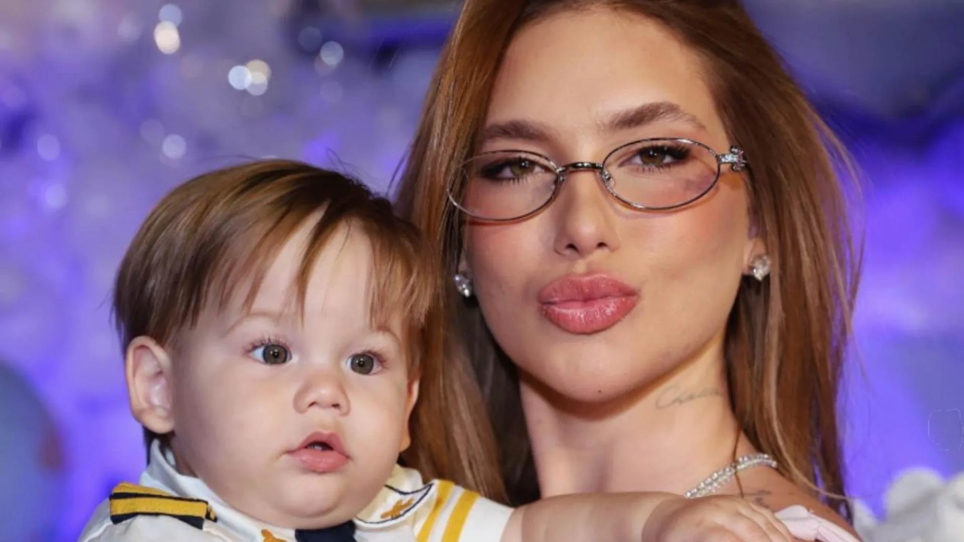 José Leonardo beija celular enquanto fala com a avó e Virginia exibe momento