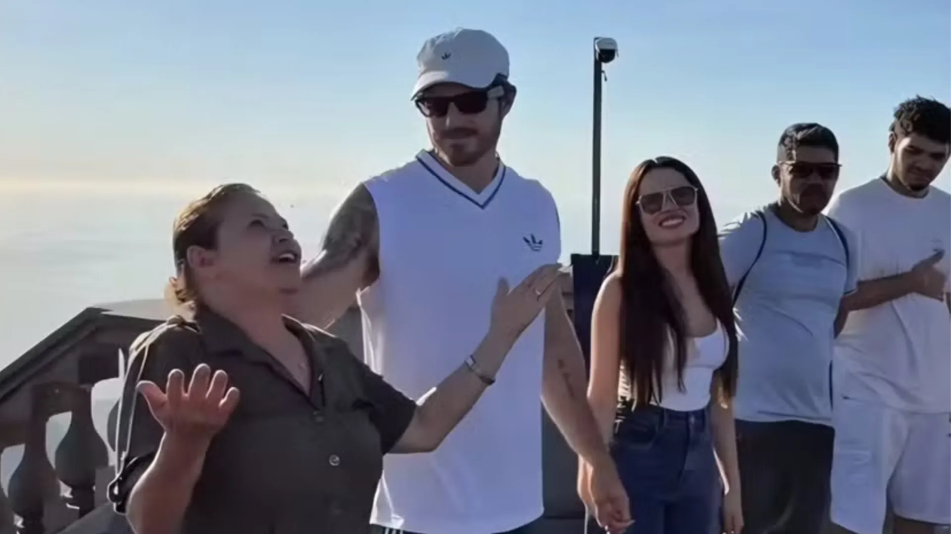 Juliette leva a família para uma visita ao Cristo Redentor