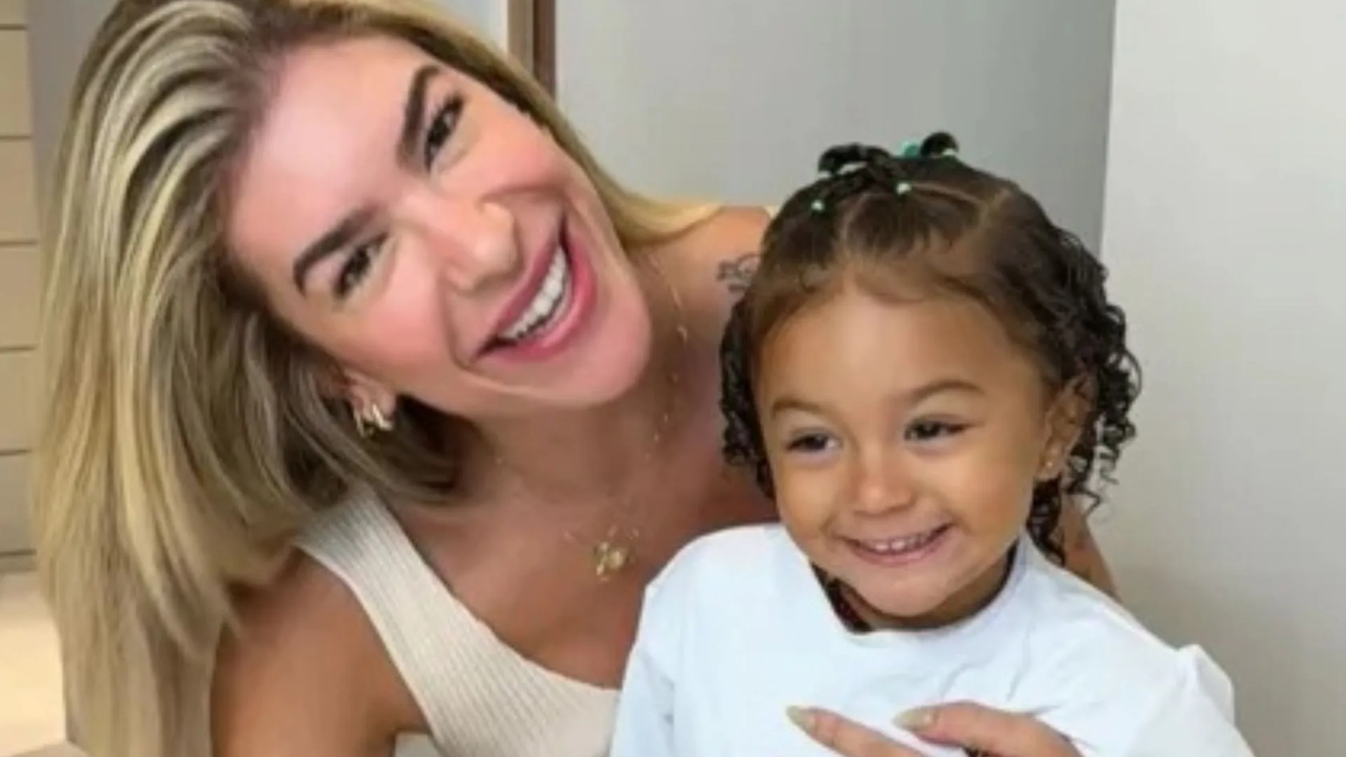 Lore Improta encoraja a filha a tomar vacina e exibe conversa