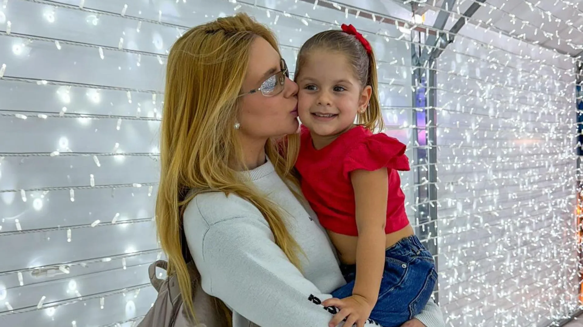 Maria Flor exibe look de Natal na trend ‘Arrume-se Comigo’