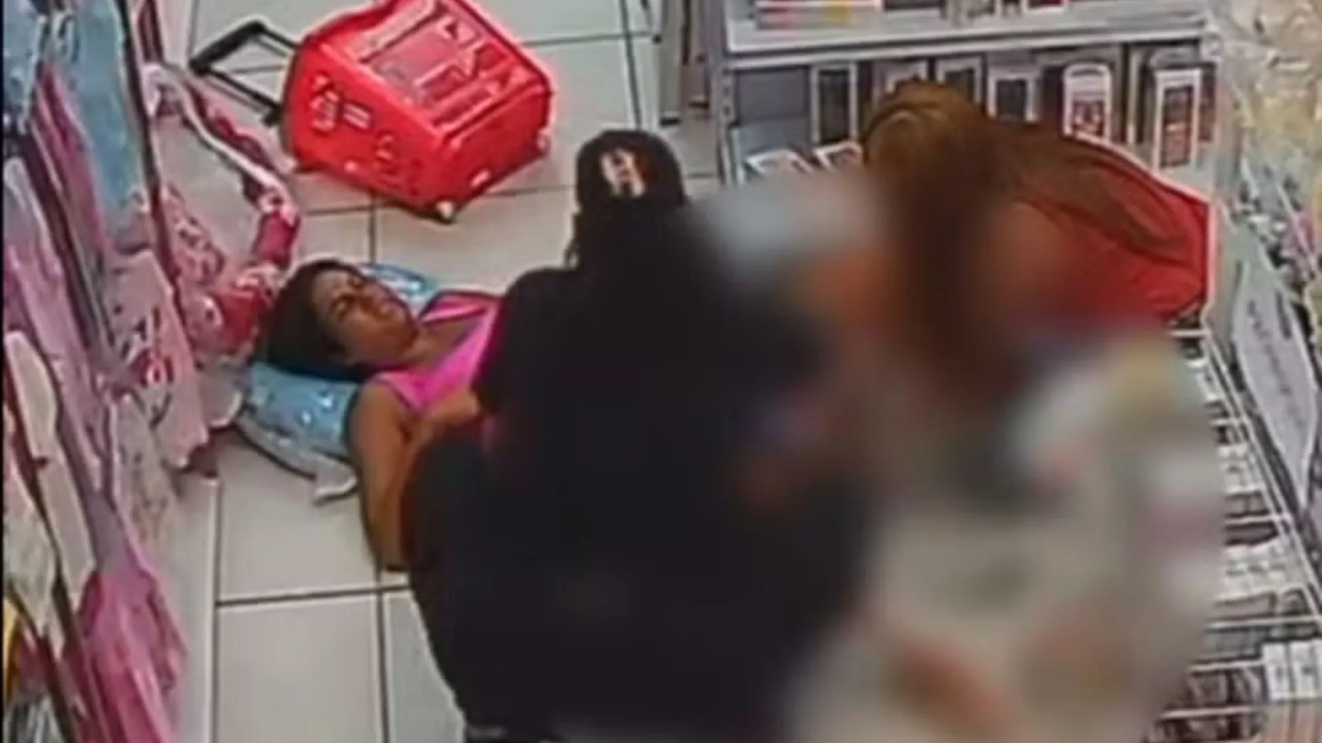 VÍDEO: Mulher dá à luz enquanto comprava enxoval de bebê