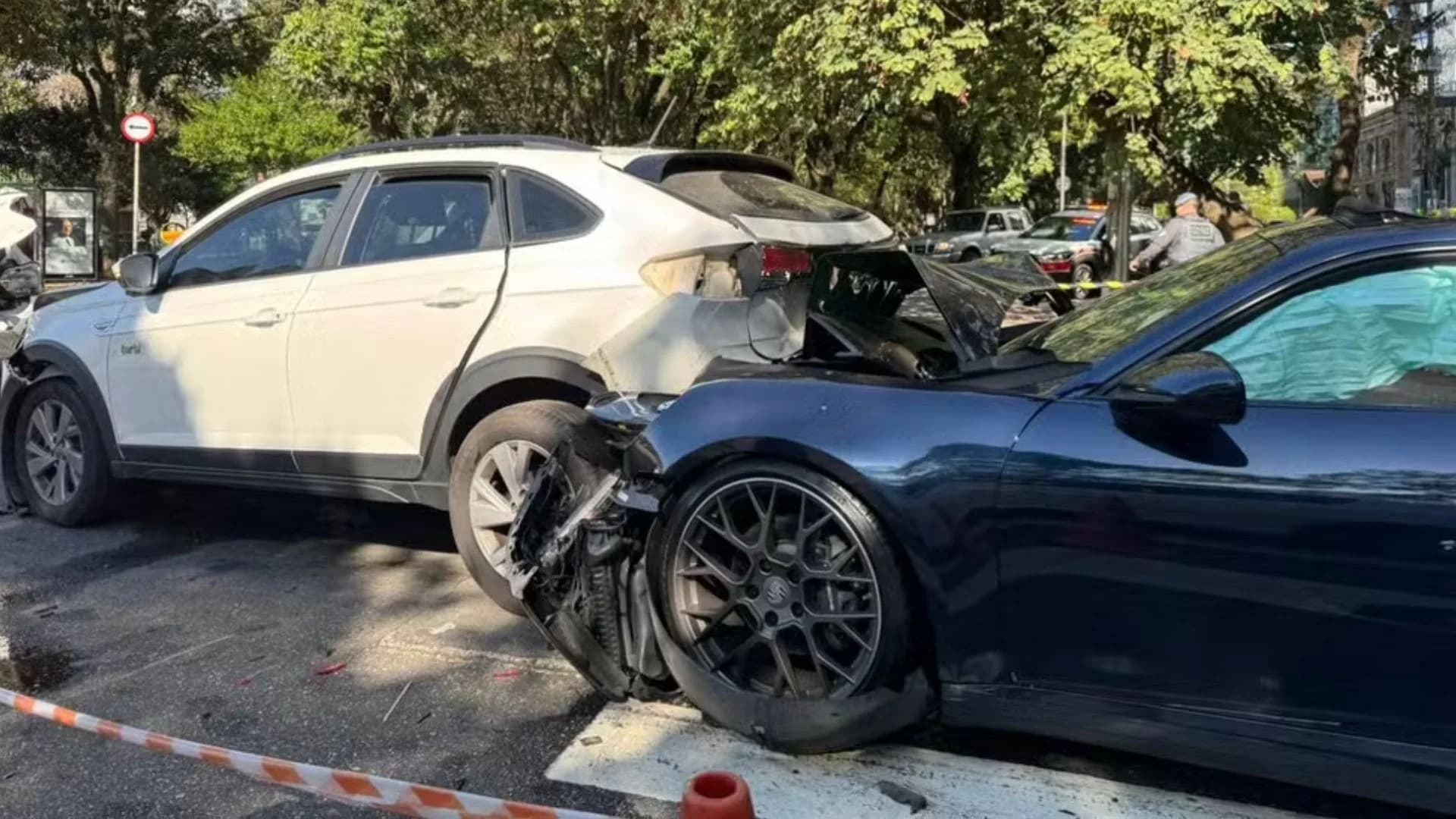 Acidente envolvendo Porsche em alta velocidade deixa ferido em São Paulo