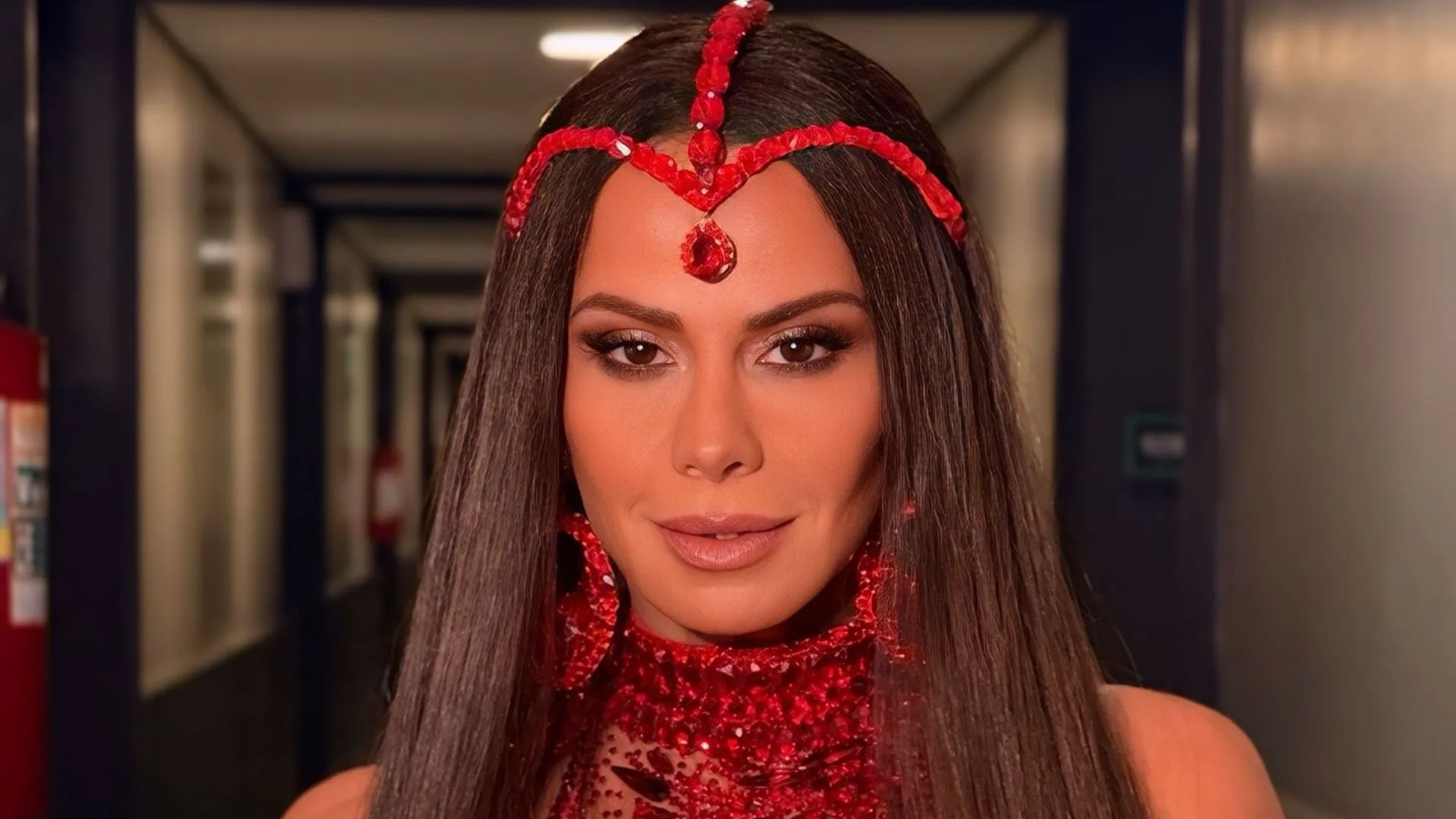 Viviane Araújo volta a mostrar samba no pé em novo ensaio do Salgueiro