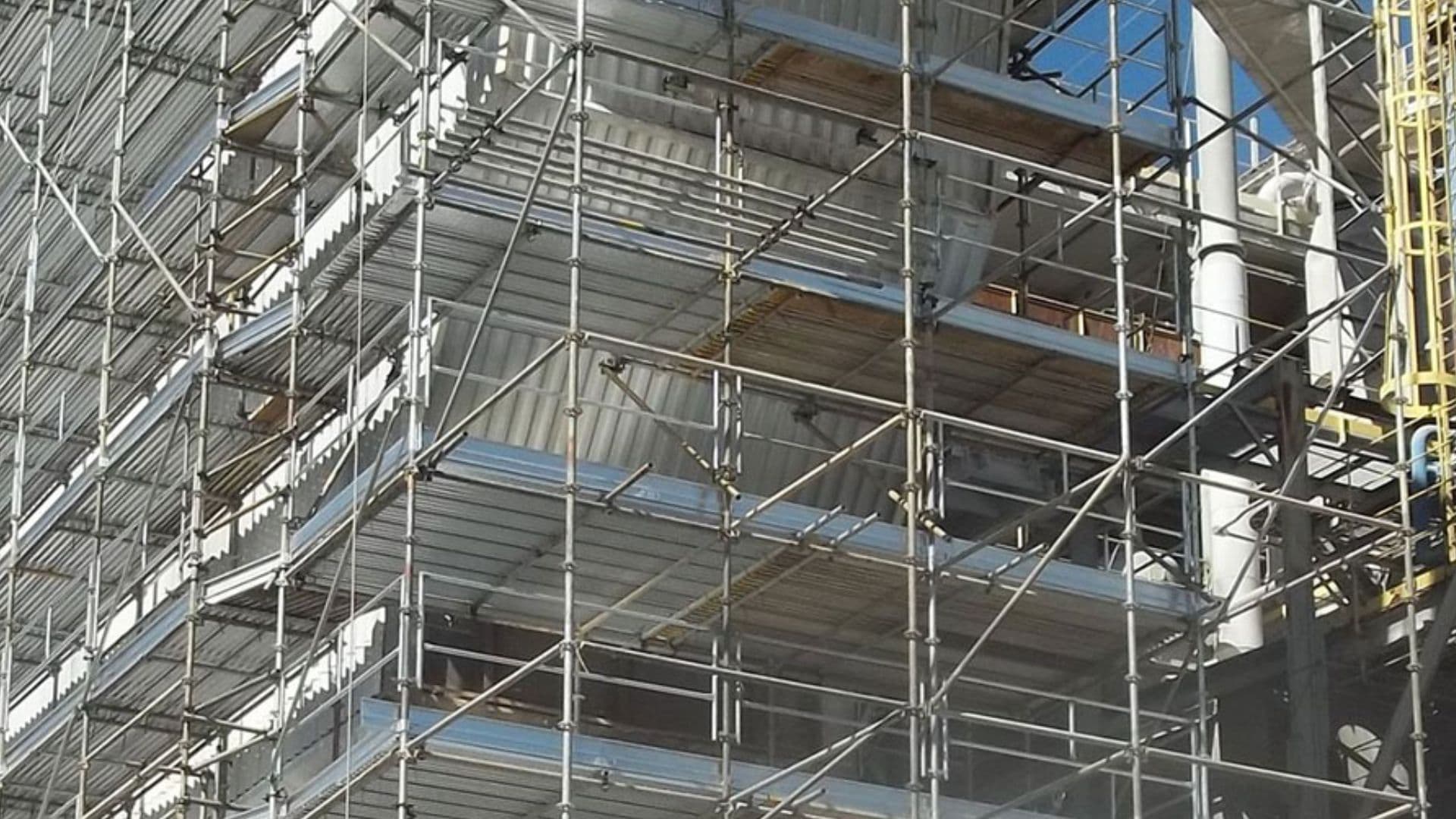 Operário fica pendurado após andaime se soltar em prédio no RJ