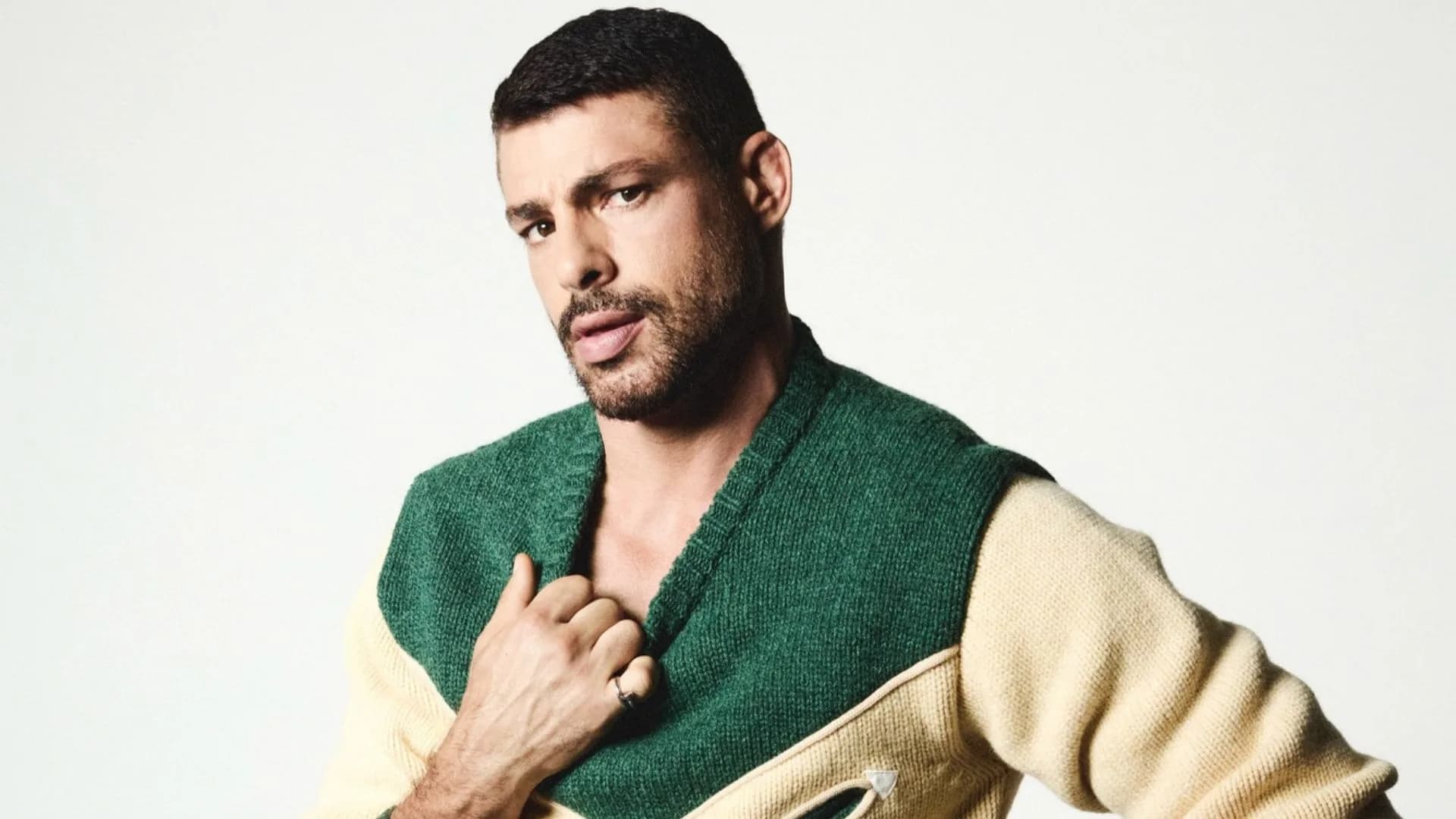 Cauã Reymond aparece pendurado de cabeça para baixo em gravação de série