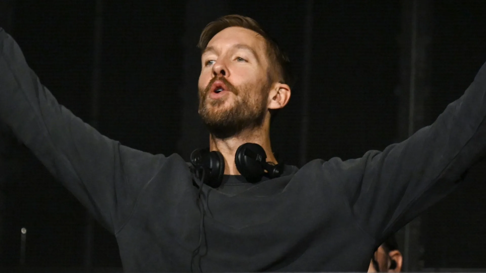 Calvin Harris faz estreia em trio elétrico no pré-carnaval de São Paulo