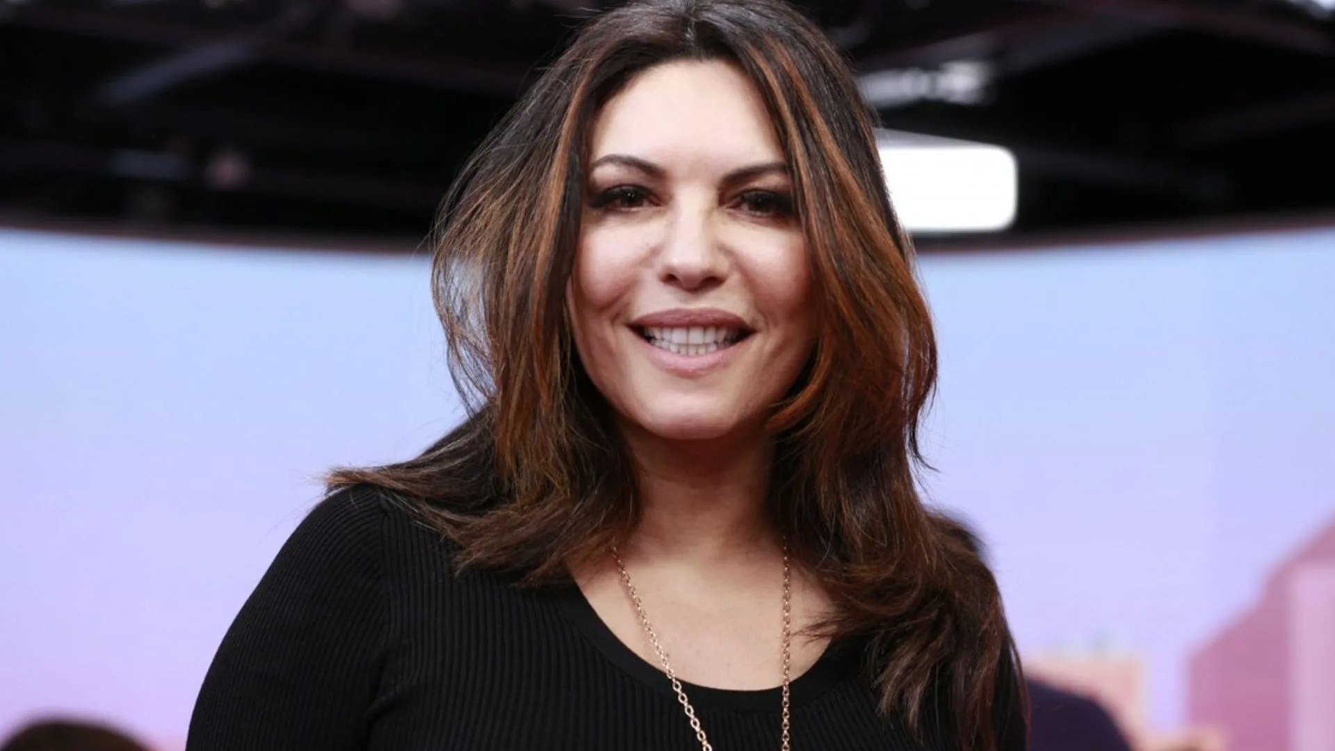 Apresentadora Márcia Goldschmidt cai no banheiro e bate a cabeça