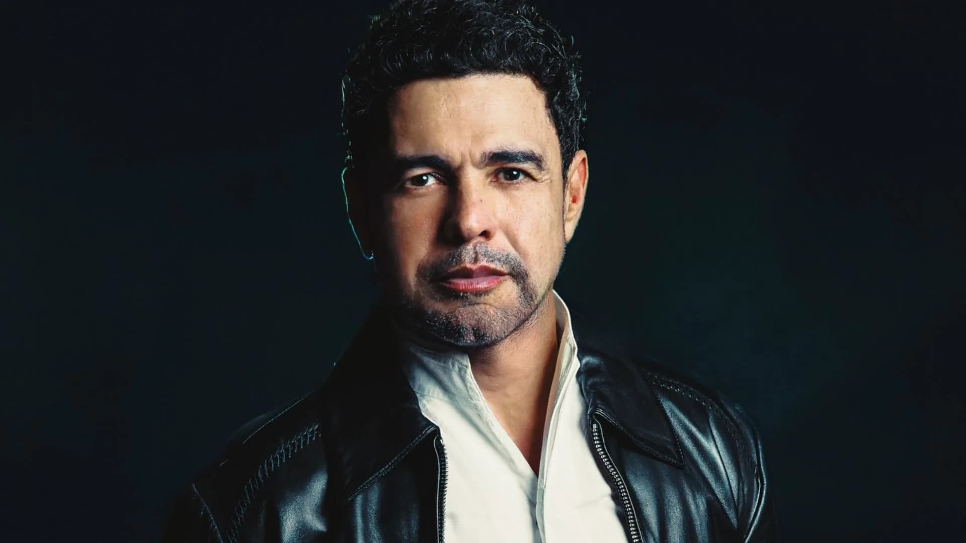 Zezé Di Camargo prende a cabeça no vidro do carro e vídeo viraliza