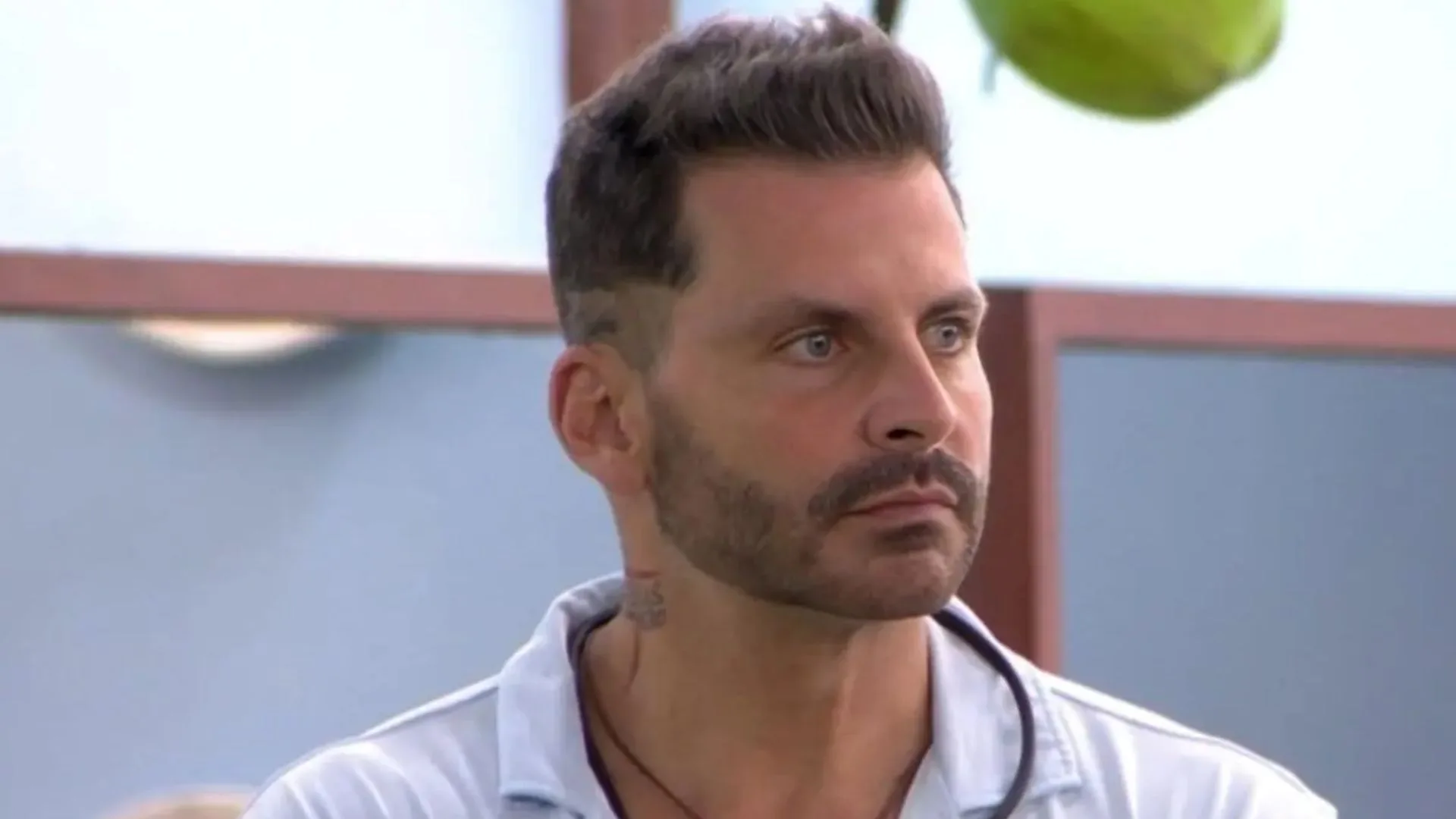 Após convulsões, equipe de Henri Castelli atualiza estado de saúde do ator