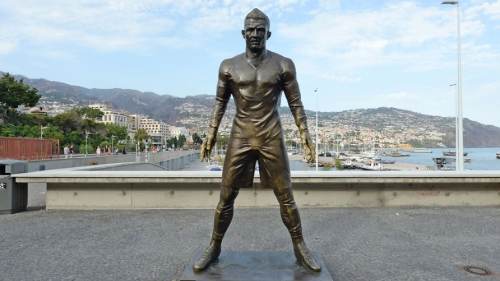 Homem é flagrado incendiando estátua de Cristiano Ronaldo e gera polêmica