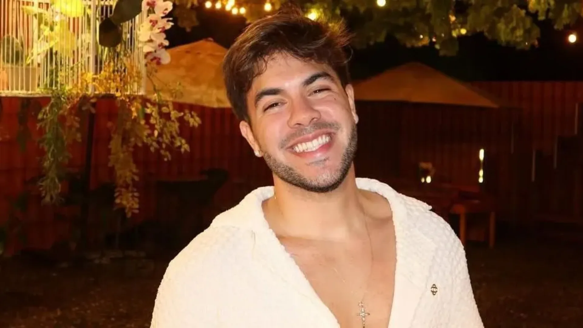 Álvaro pede carona a seguidora e vai de moto para a academia