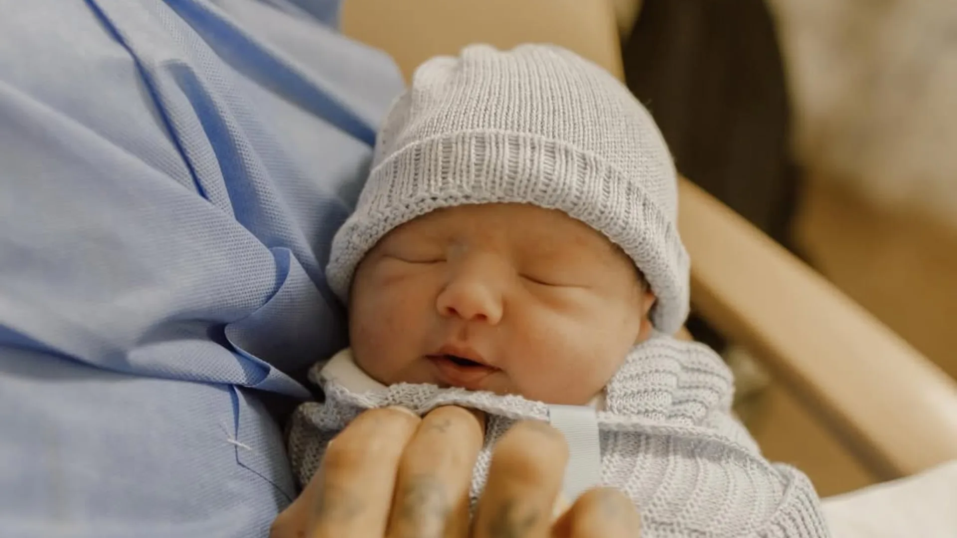 Filho de Emily Garcia e Victor Igoh se acalma ao ouvir a voz do pai e emociona fãs