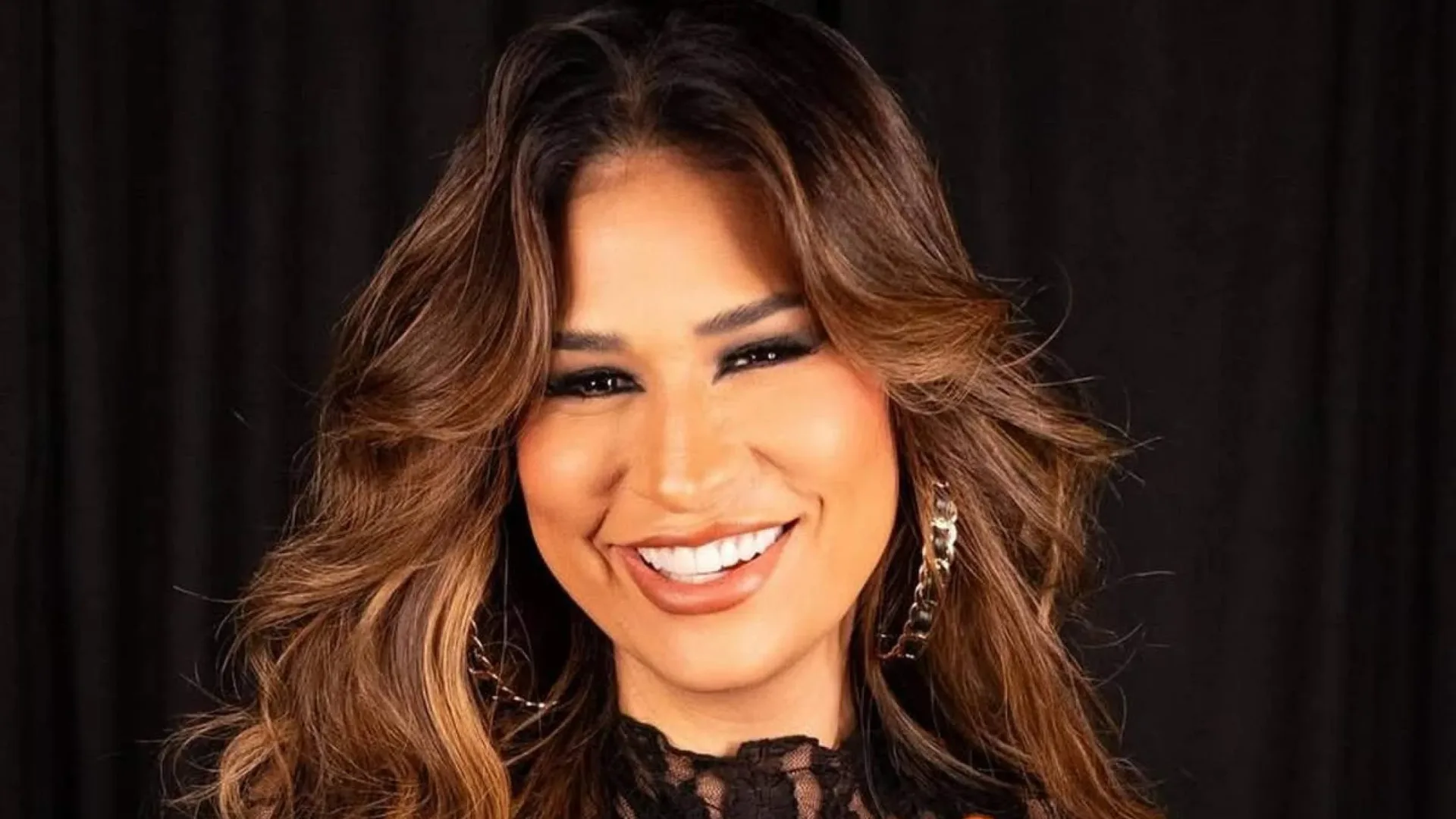 Simone Mendes brinca com intérprete de libras durante show: “Ele é bem gostosinho”