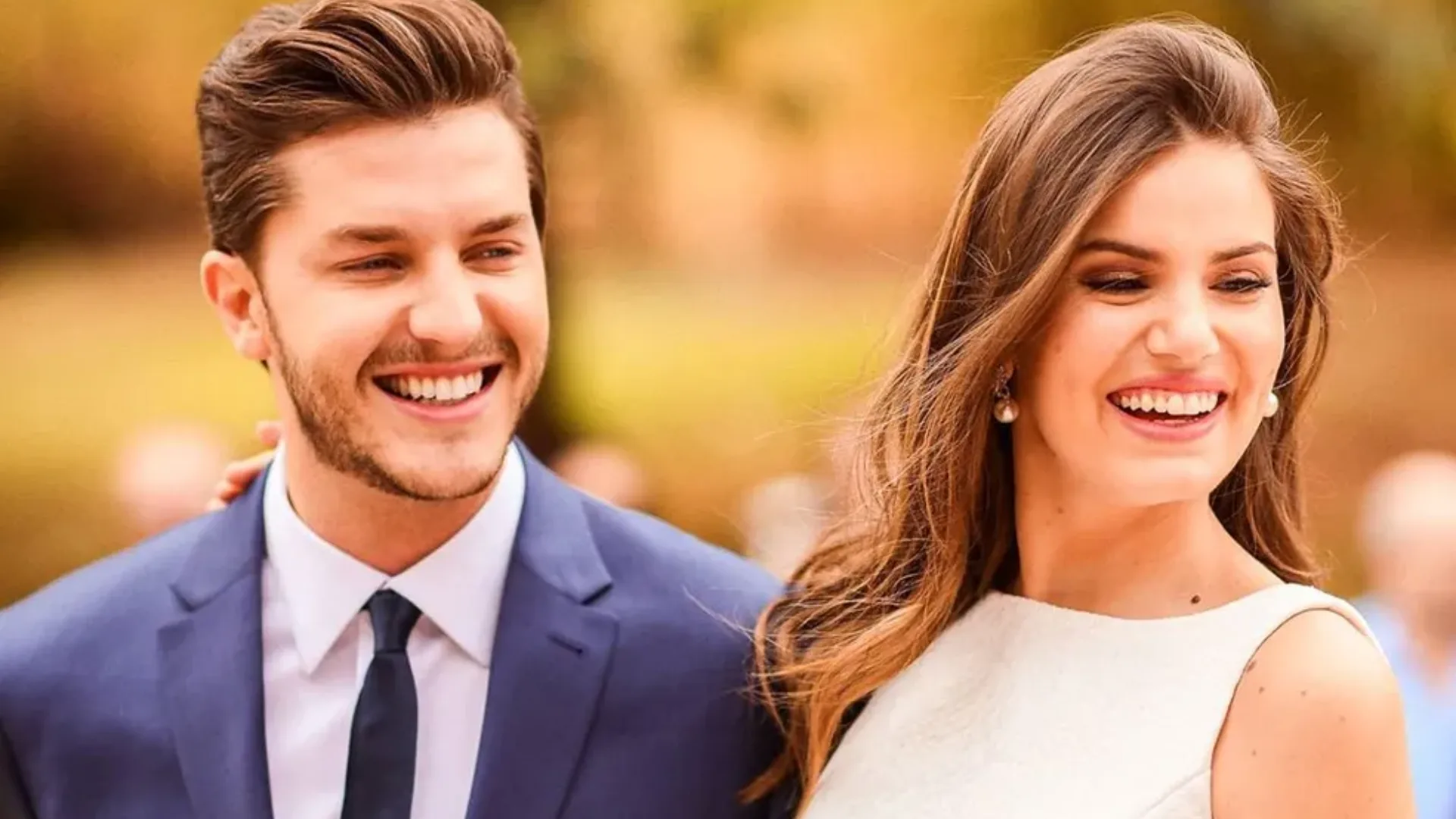 Camila Queiroz e Klebber Toledo celebram primeiro mês de vida da filha Clara