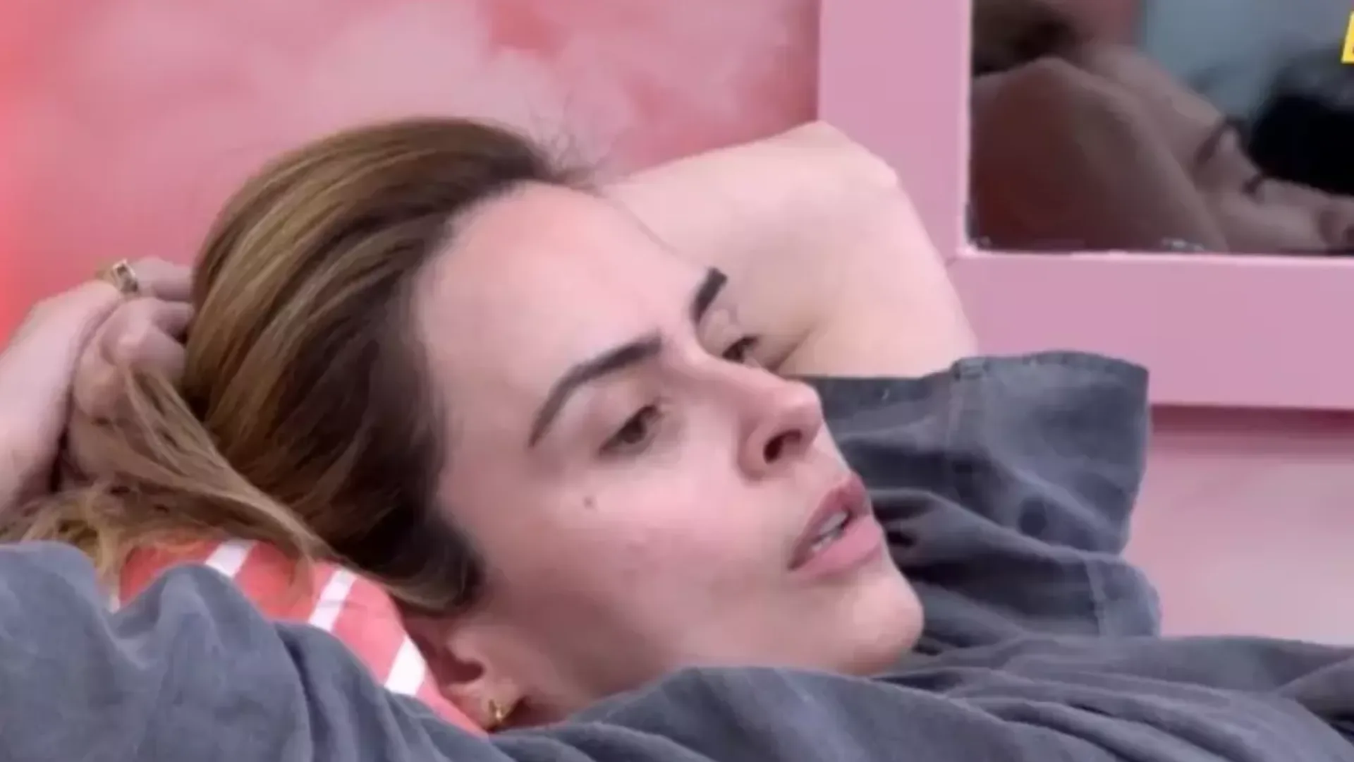 Ana Paula Renault se irrita após insistência de pergunta sobre política e rebate Pedro