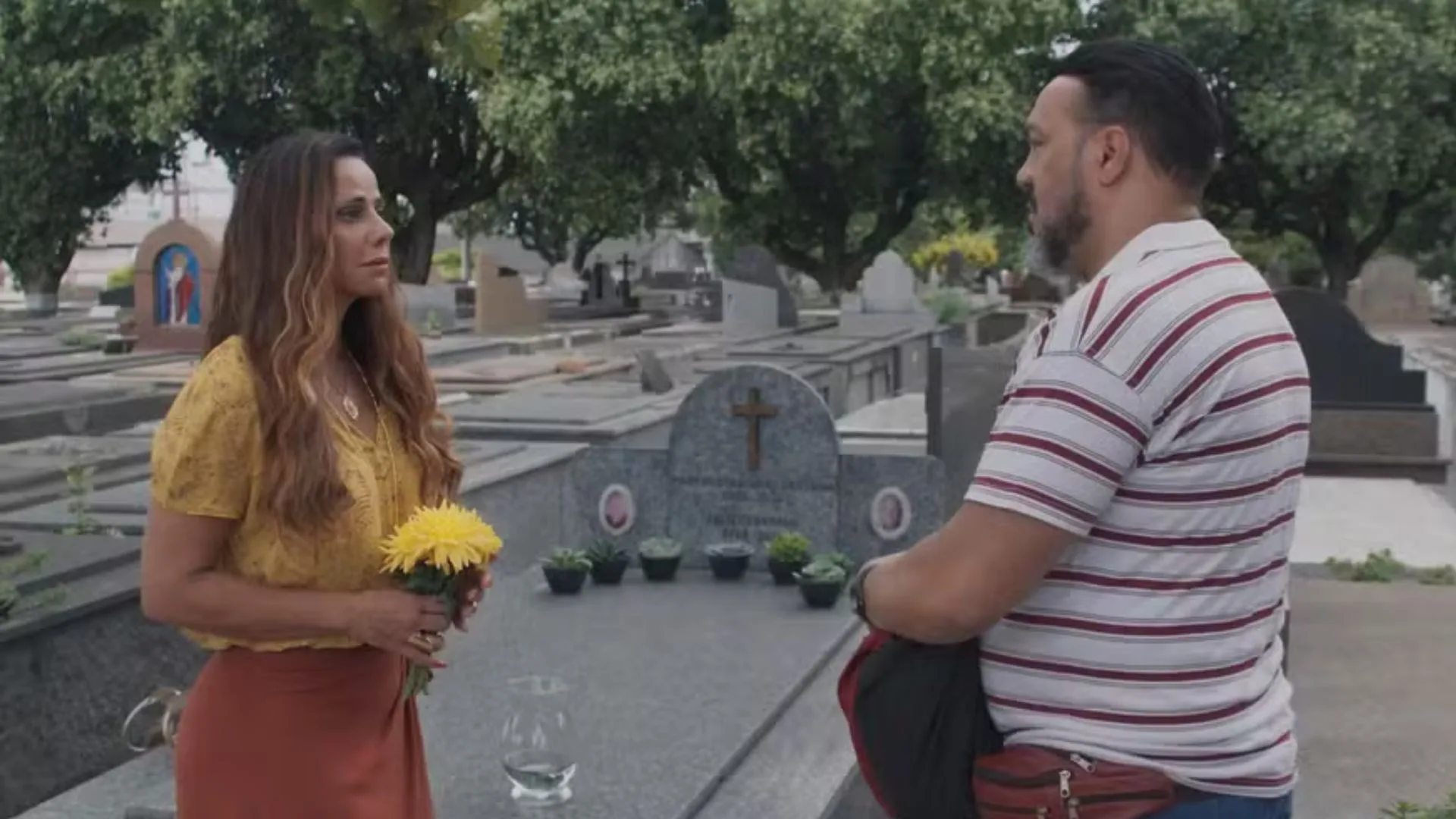 Belo reage ao ouvir fãs gritando o nome de Viviane Araújo em show