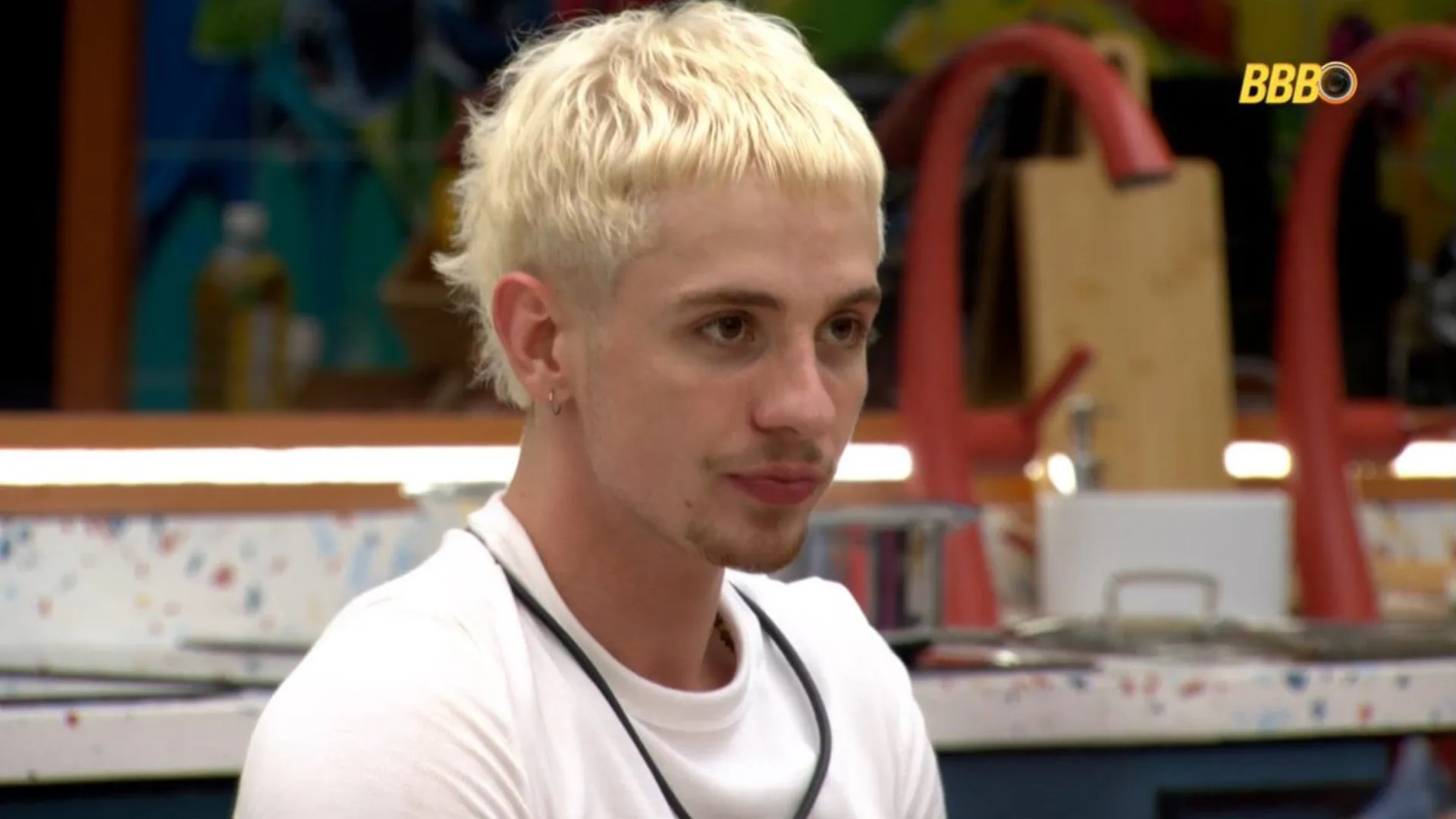 BBB 26: Juliano reage a massagem de Jordana e cita Marina Sena