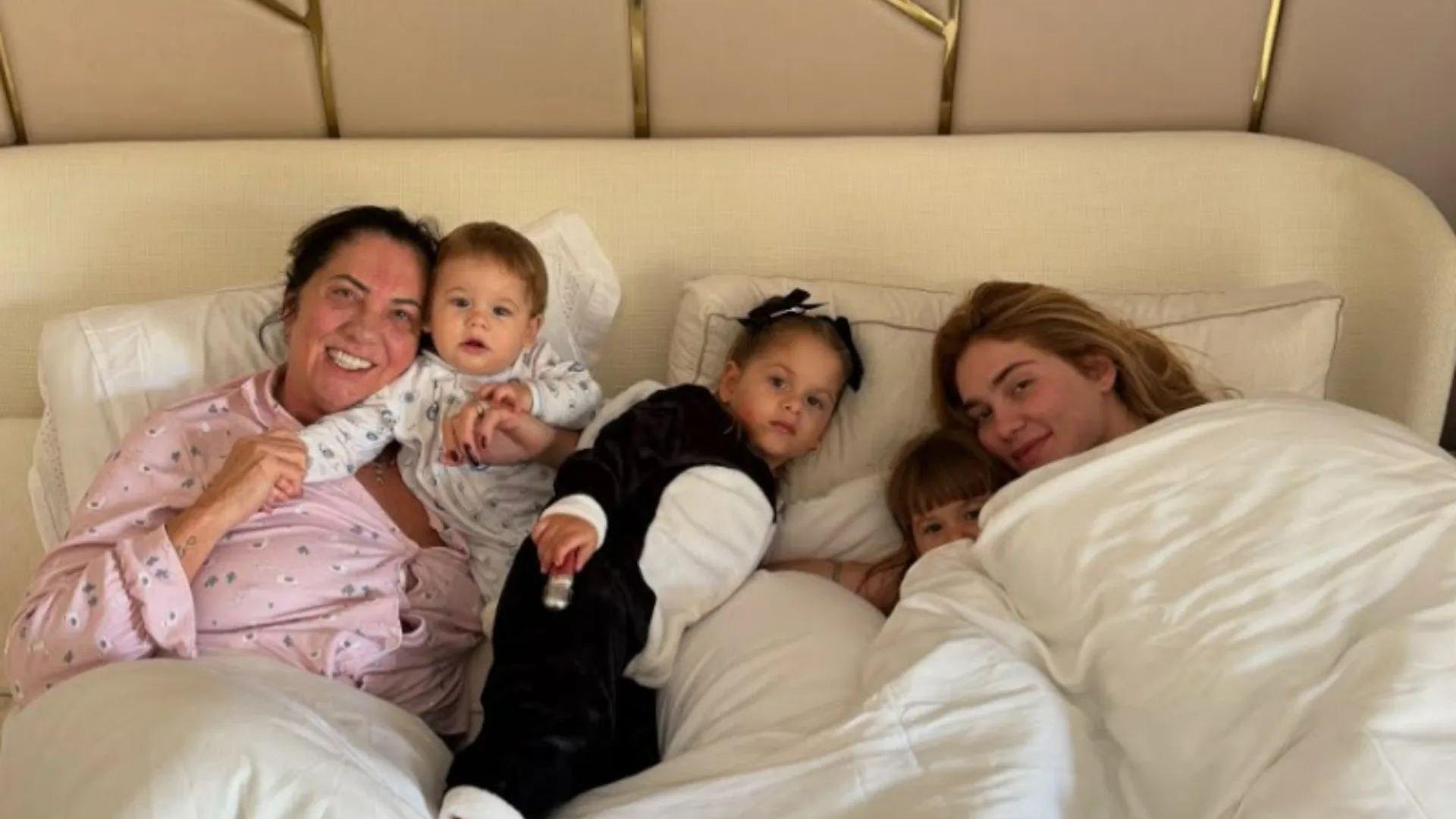 Mãe de Virginia recebe visita dos netos após sofrer acidente