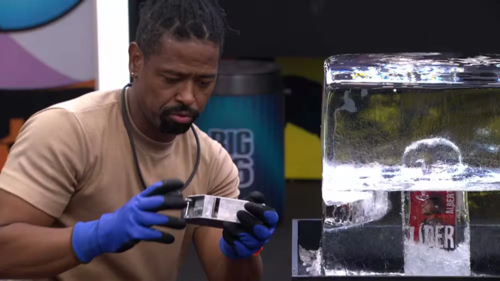 BBB 26: Leandro cumpre desafio e participa da Festa do Líder