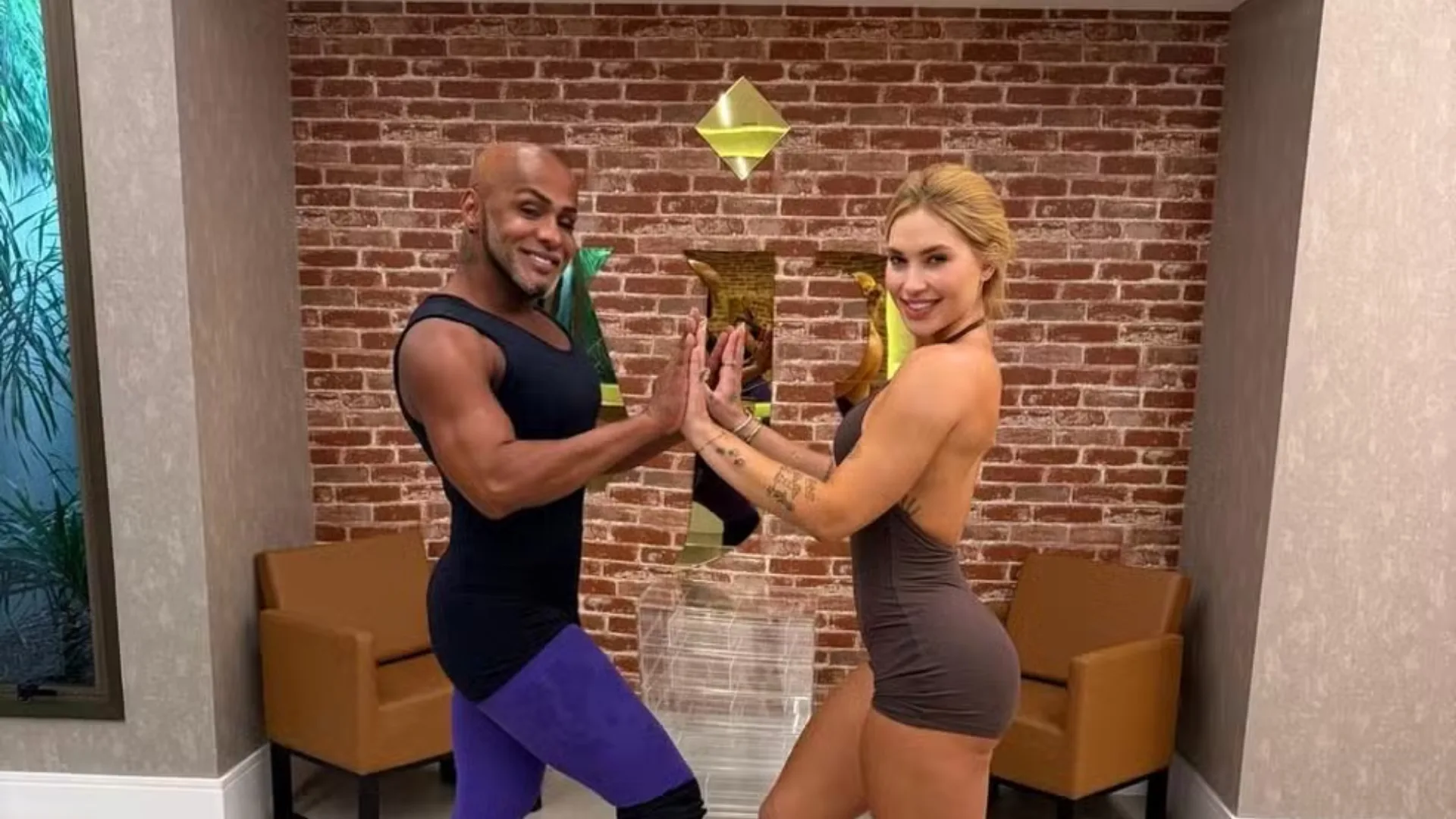 Virginia ensaia com professor de samba na mansão de Vini Jr