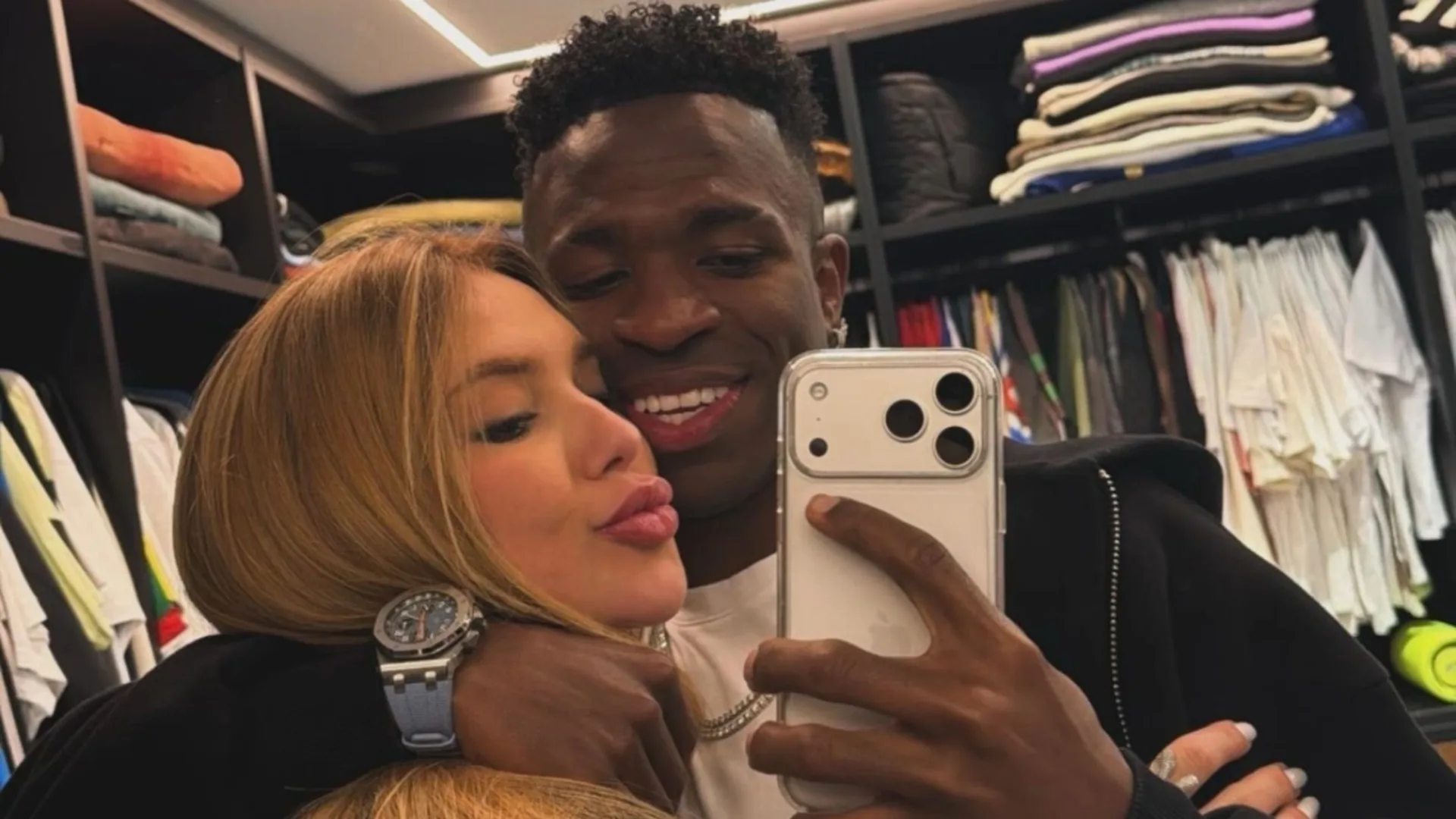 Vini Jr surpreende Virginia com chinelo antistress de R$ 800