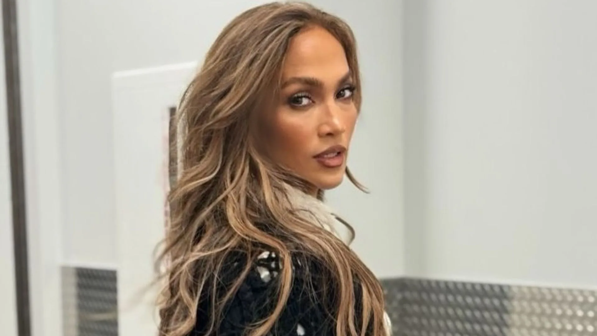 Jennifer Lopez rebate críticas sobre roupas que usa aos 56 anos