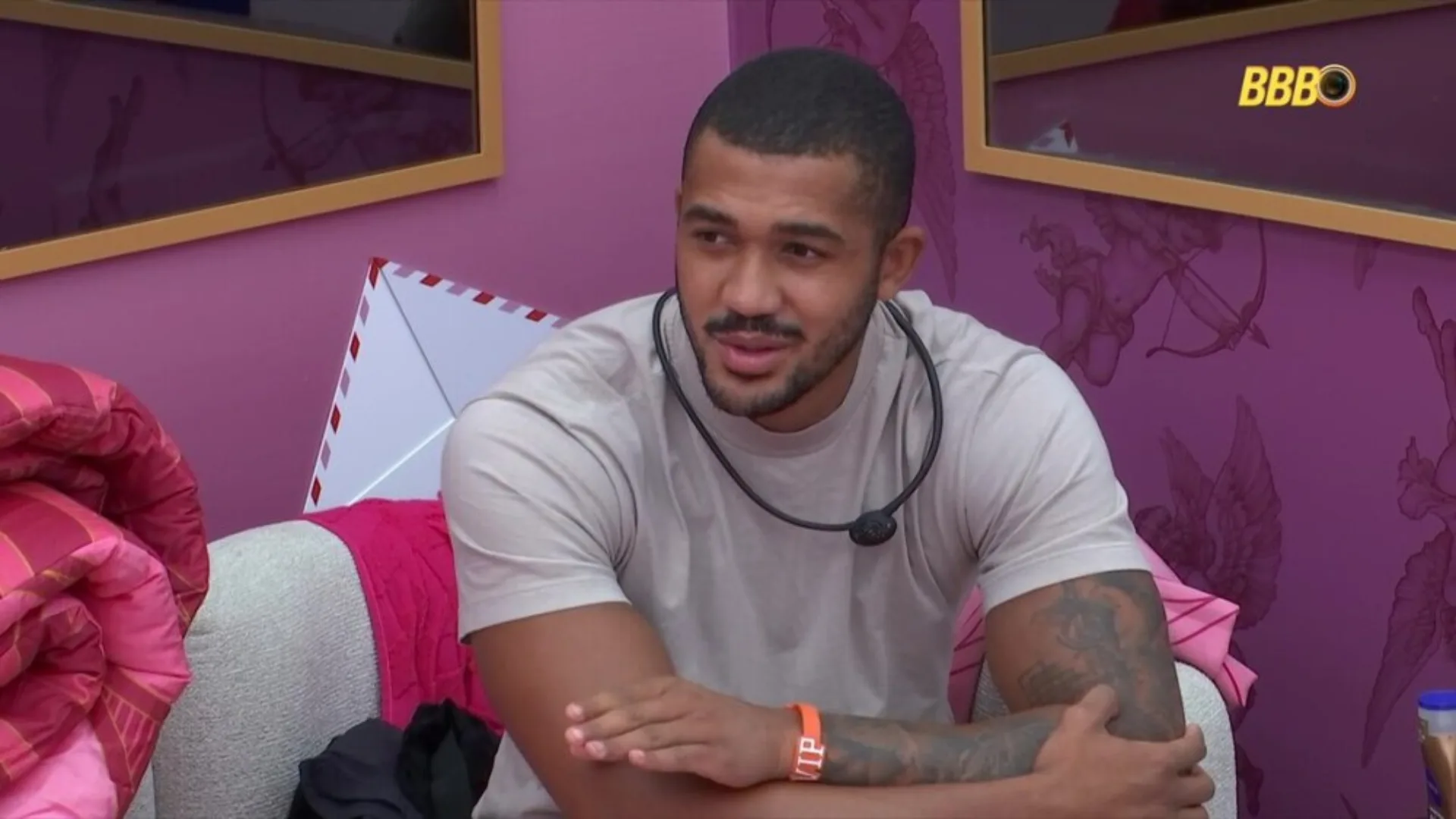 Matheus reclama após Milena improvisar cama de travesseiros