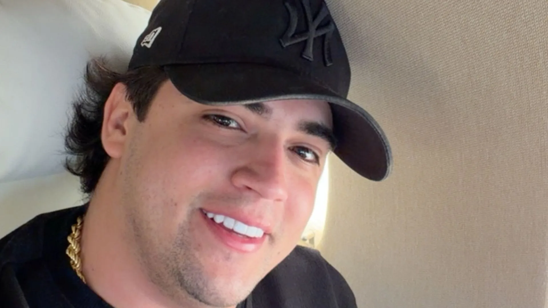 No palco, Natanzinho Lima se emociona ao cancelar show: “Eu não consigo”