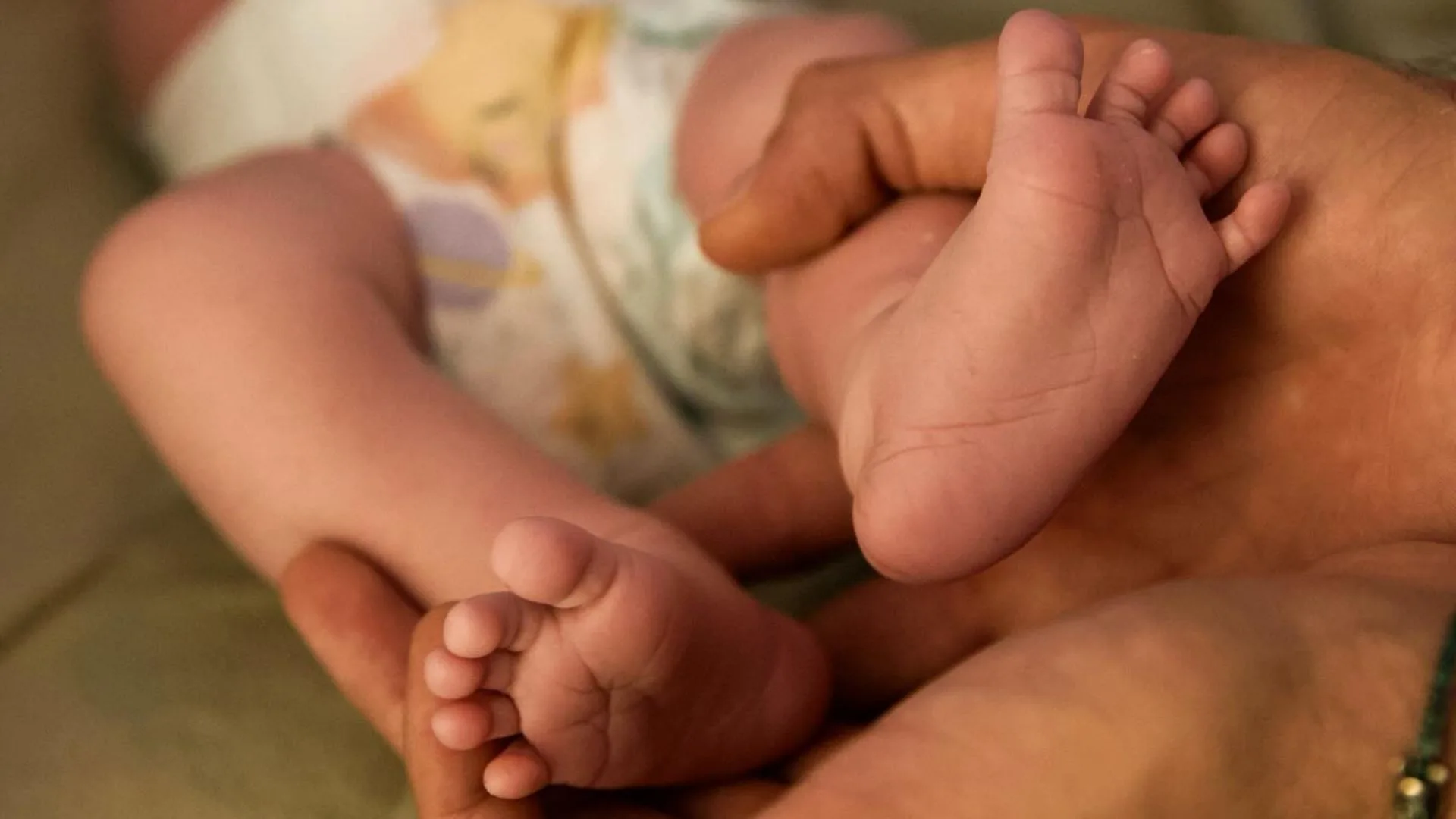 Nattan brinca sobre o pé da primeira filha, Zuza: “Puxou o meu”