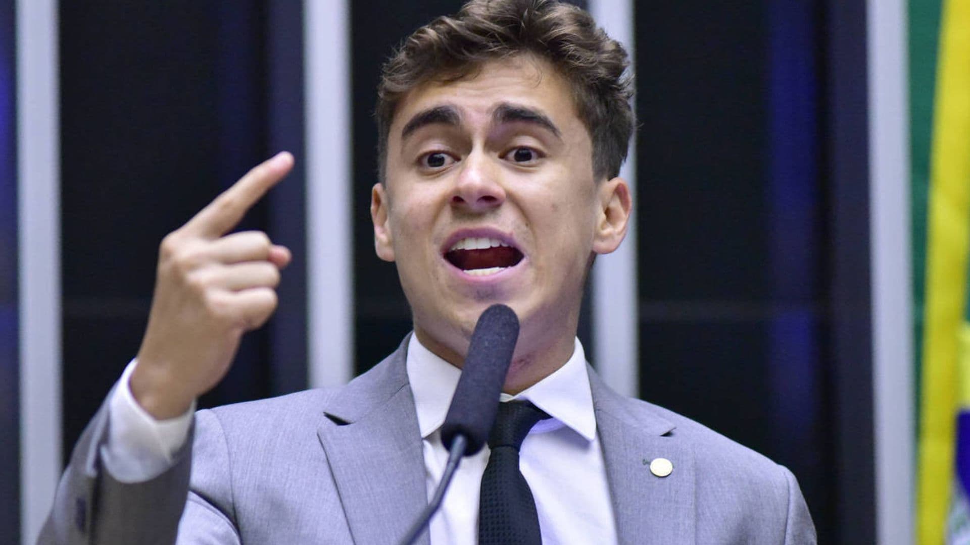 Padre nega comunhão a fiéis que apoiam Nikolas Ferreira e deputado reage