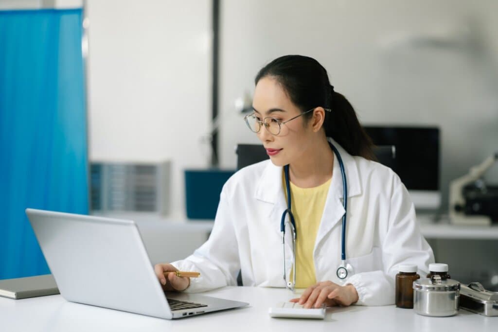 Desafio invisível do médico: organizar as finanças em uma rotina multicarreira