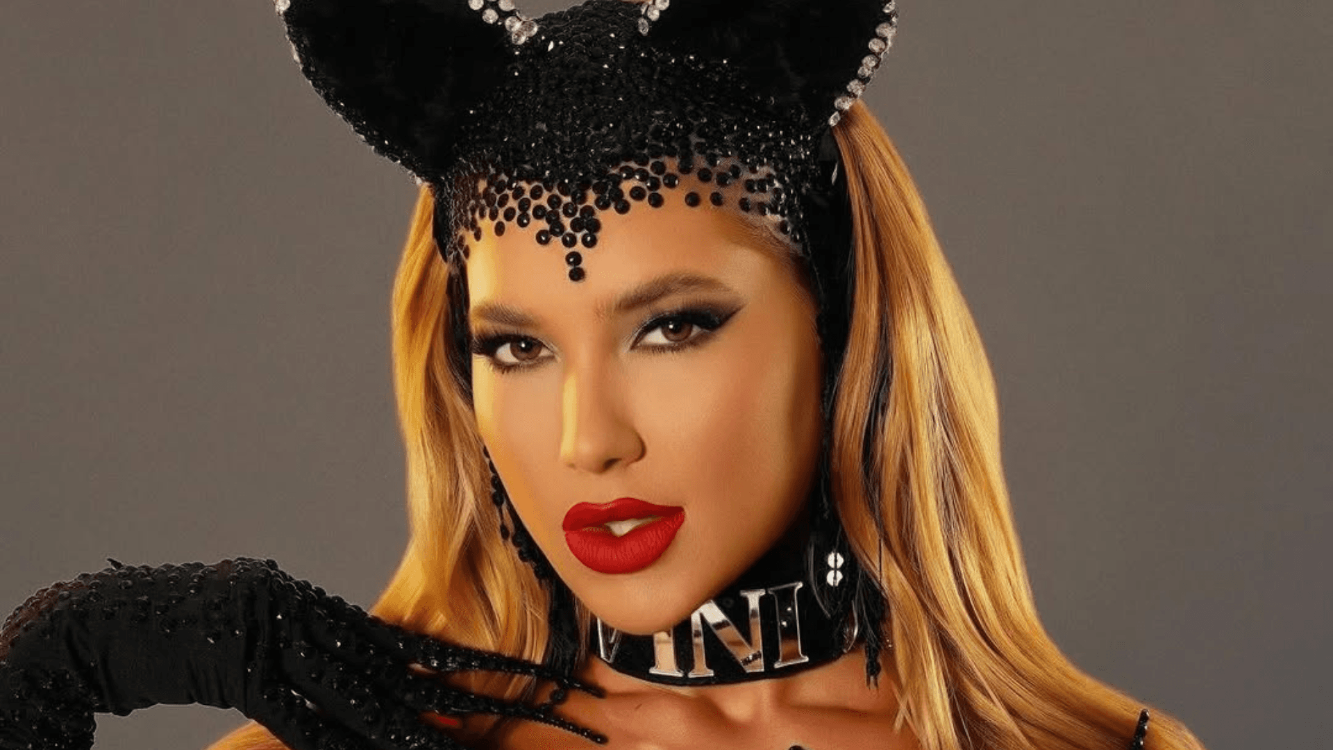 Virginia surpreende ao usar coleira com nome de Vini Jr.