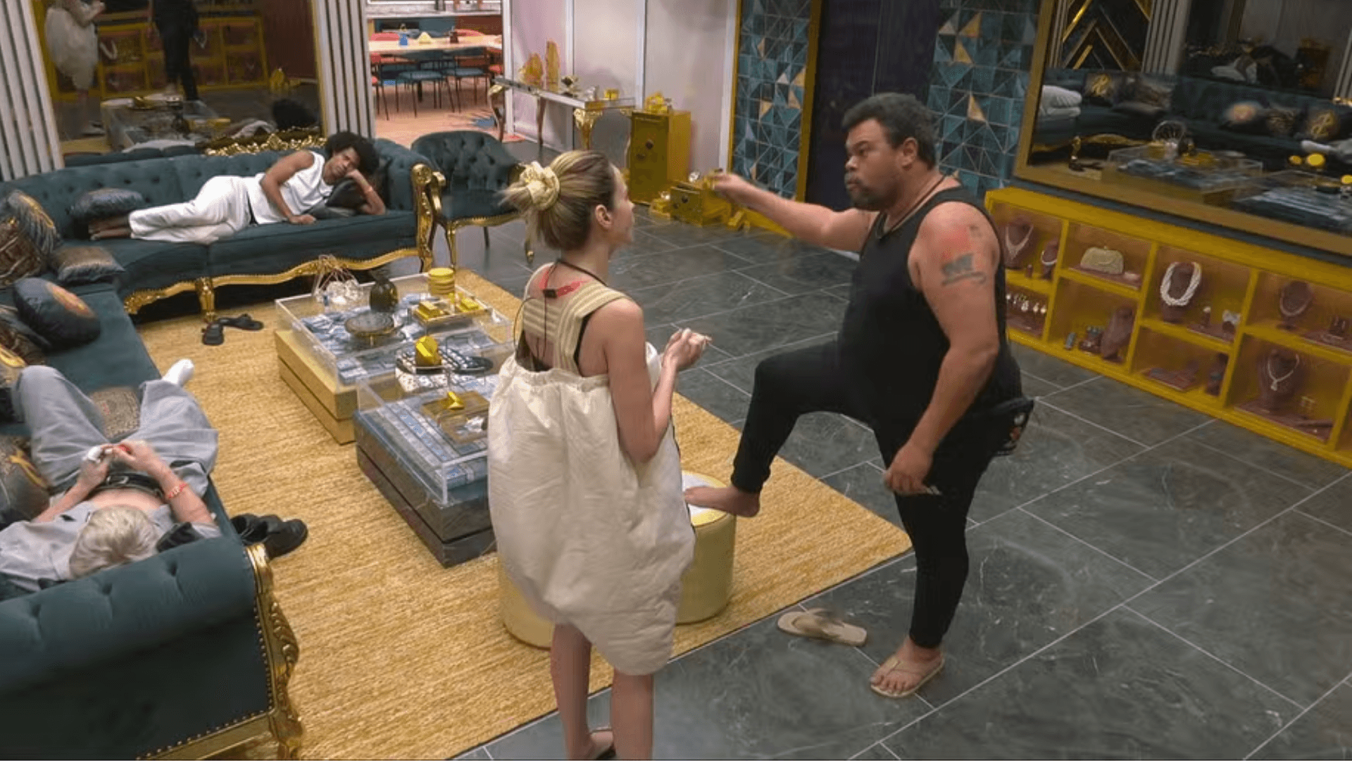 Babu interrompe conversa e inicia treta com Ana Paula