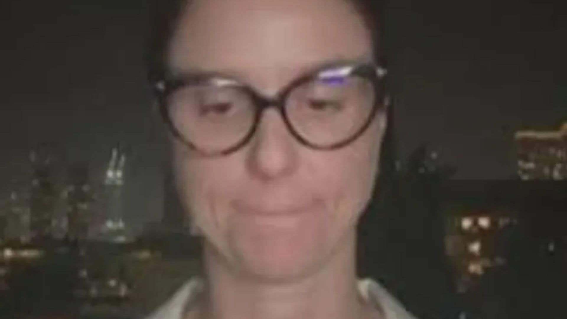 Repórter se abriga em quarto de segurança em Tel Aviv após alertas