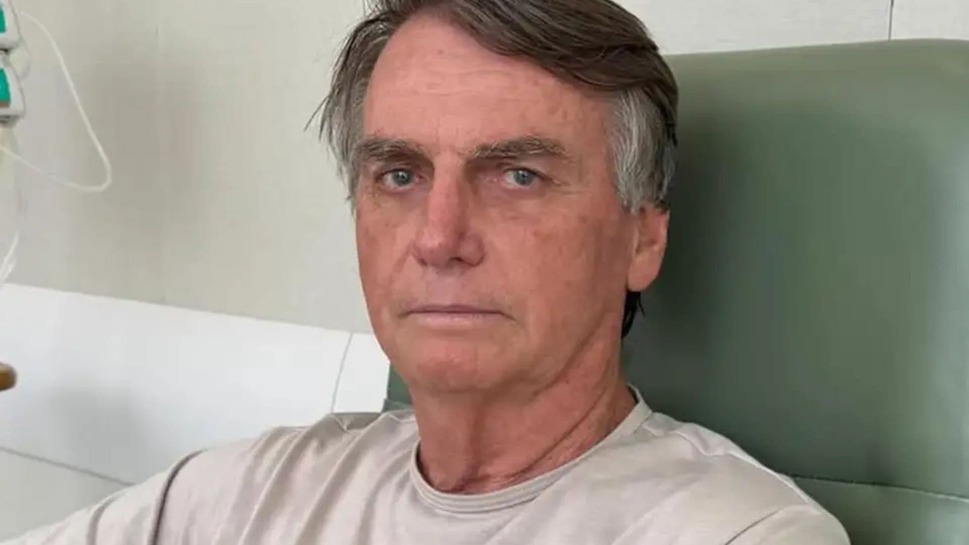 Bolsonaro deixa UTI e segue internado sem previsão de alta