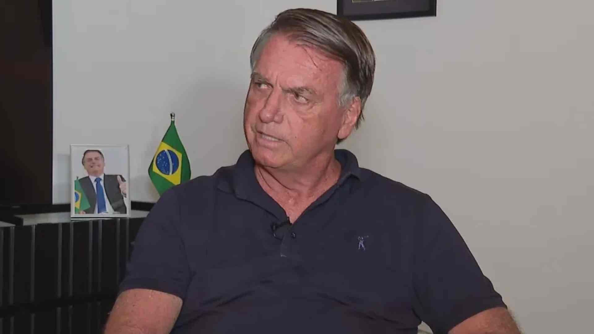 Jair Bolsonaro recebe alta hospitalar e chega em casa para prisão domiciliar