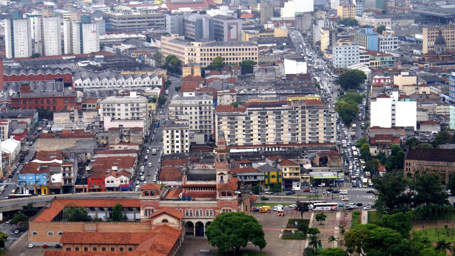 Incêndio de grandes proporções atinge fábrica no Brás, em São Paulo